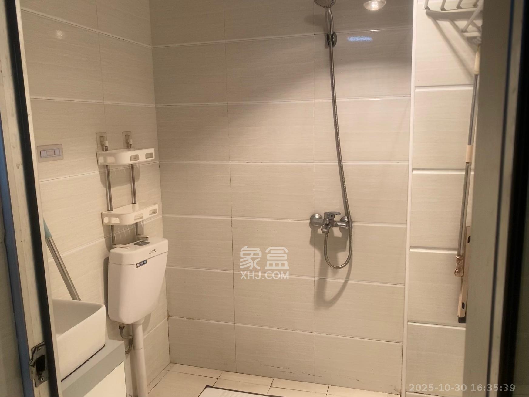 泊林晶城  1室1厅1卫    1200.0元/月 泊林晶城  1室1厅1卫    1200.0元/月室内图