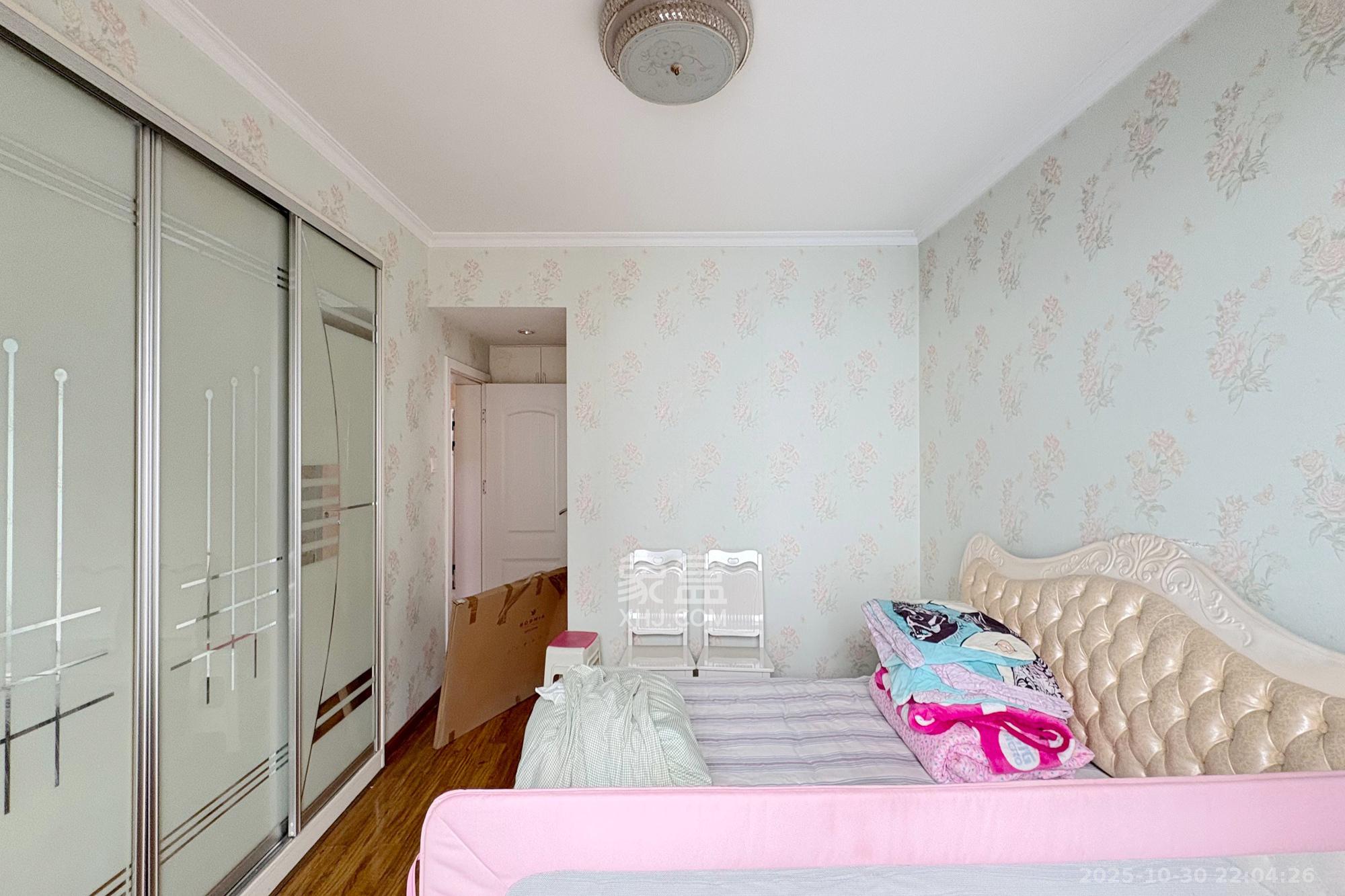 王府花园 4室2厅2卫 225.0万 王府花园 4室2厅2卫 225.0万卧室