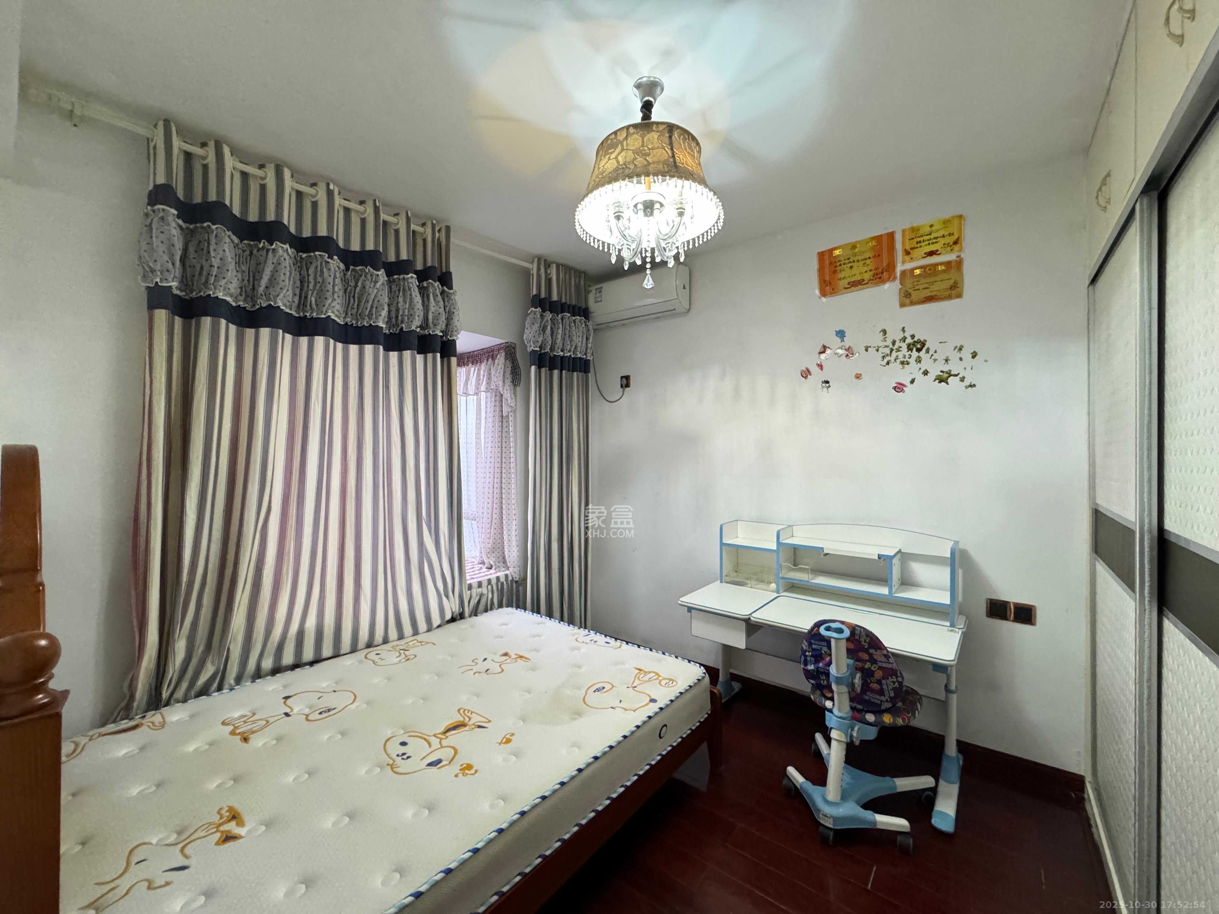 月畔湾 3室2厅1卫 2400.0元/月 月畔湾 3室2厅1卫 2400.0元/月室内图