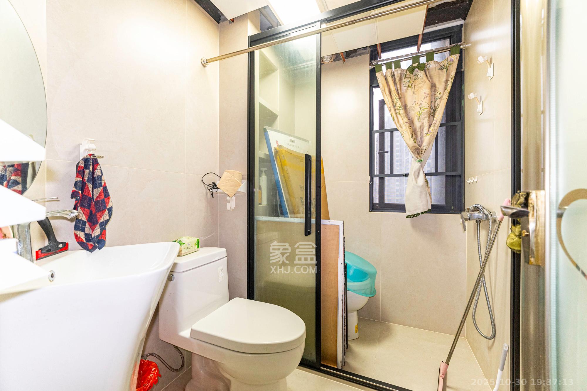 藏珑湖上国际花园  3室2厅2卫    85.0万卫生间