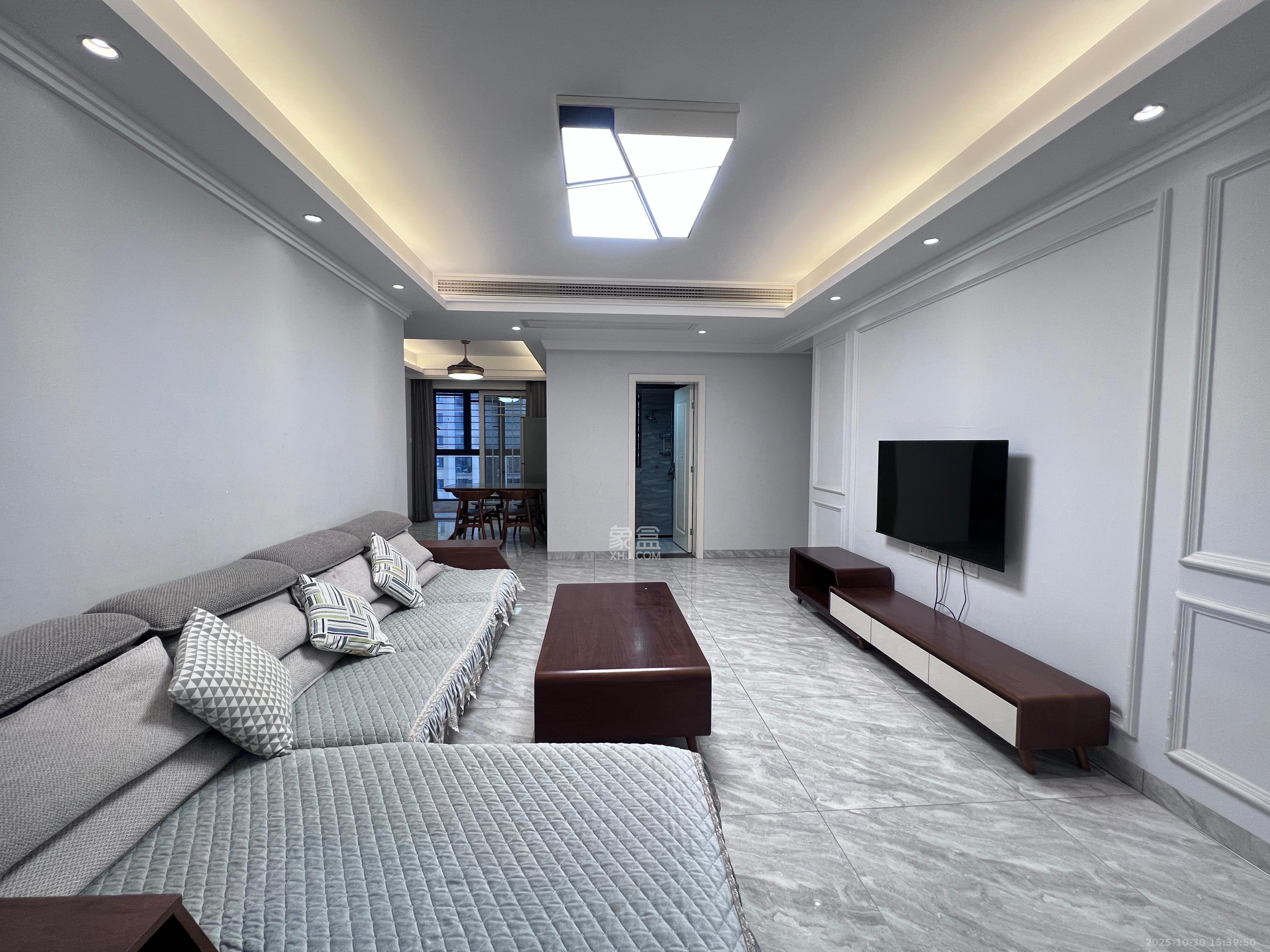 芙蓉万国城MOMA（卓越汇富苑）  3室2厅2卫    2800.0元/月