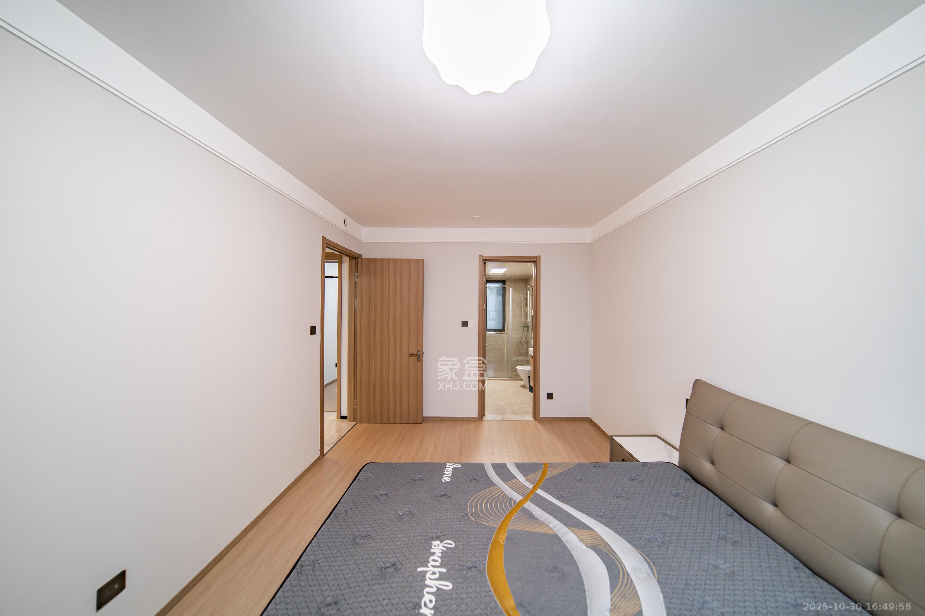 华润凯旋门二期 3室2厅2卫 140.0万 华润凯旋门二期 3室2厅2卫 140.0万卧室