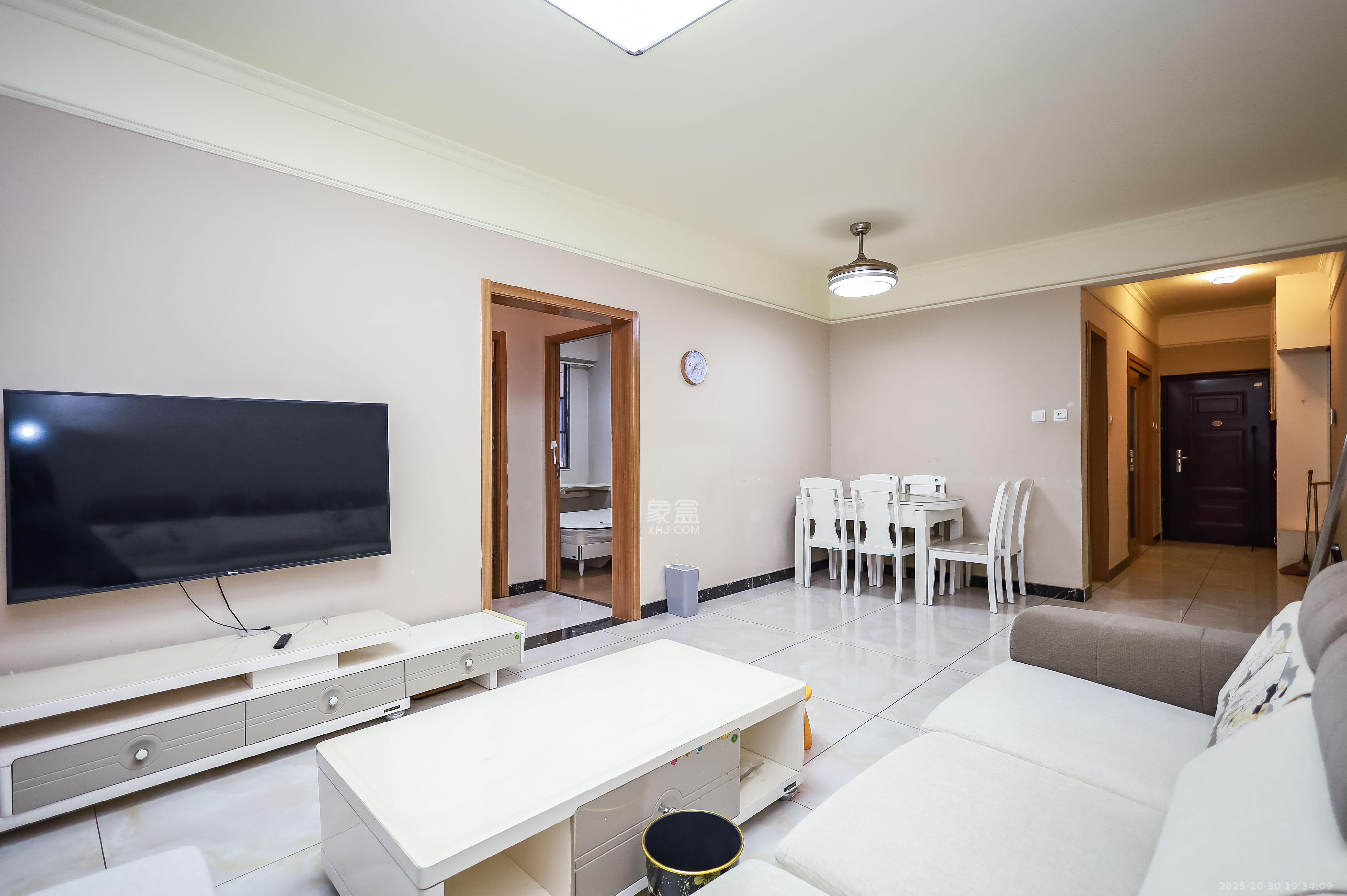 麓谷小镇  3室2厅1卫    54.8万客厅