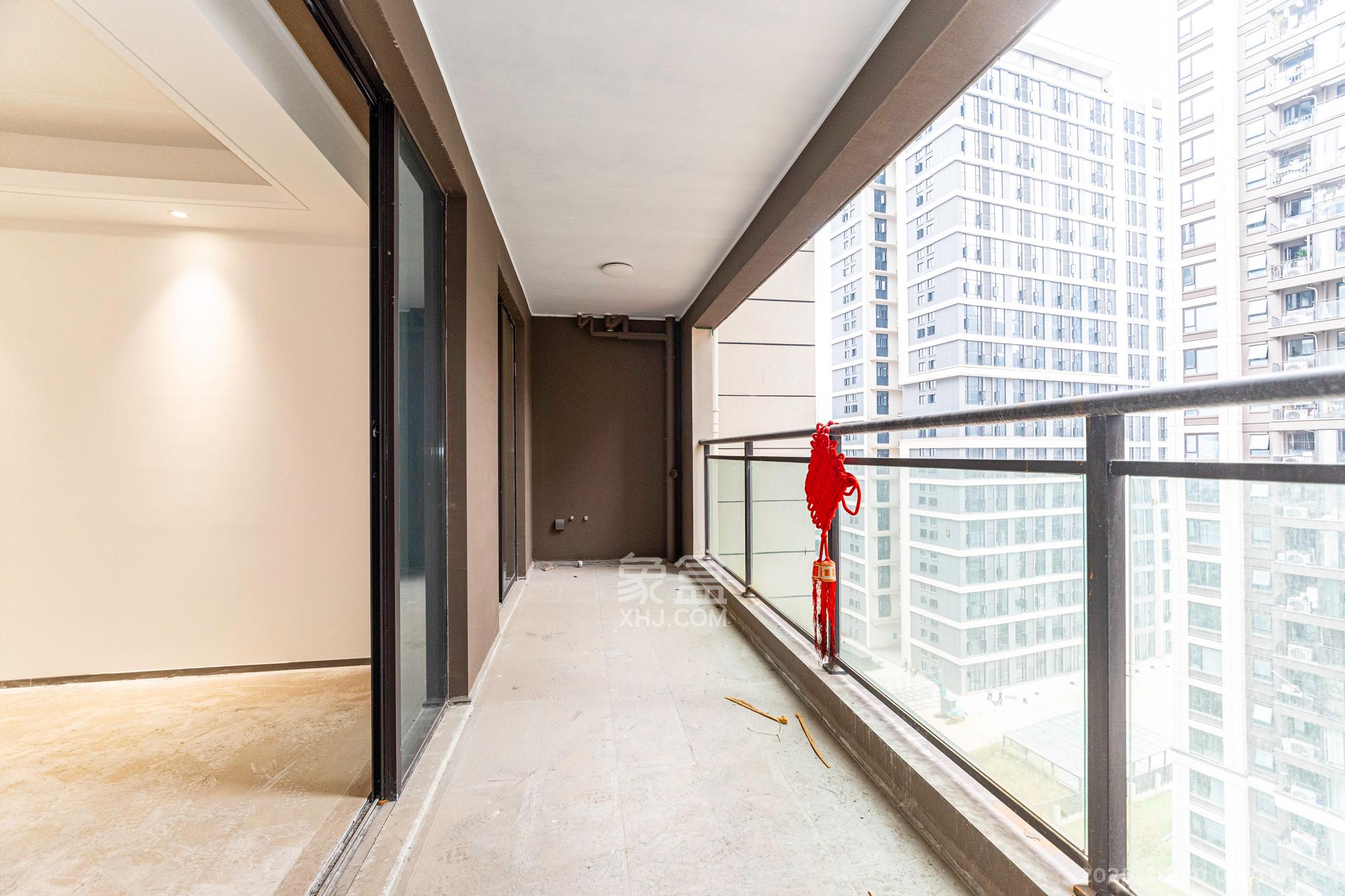 荣盛锦绣学府  4室2厅2卫    103.8万阳台