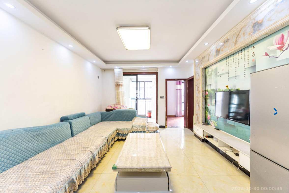 三一街区 3室2厅1卫 62.8万 三一街区 3室2厅1卫 62.8万客厅