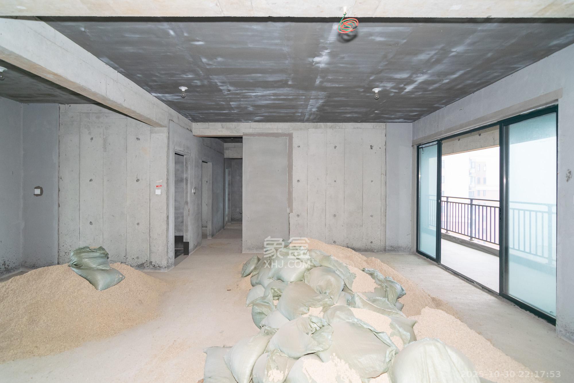 凯尔花缇紫郡  4室2厅2卫    72.0万客厅