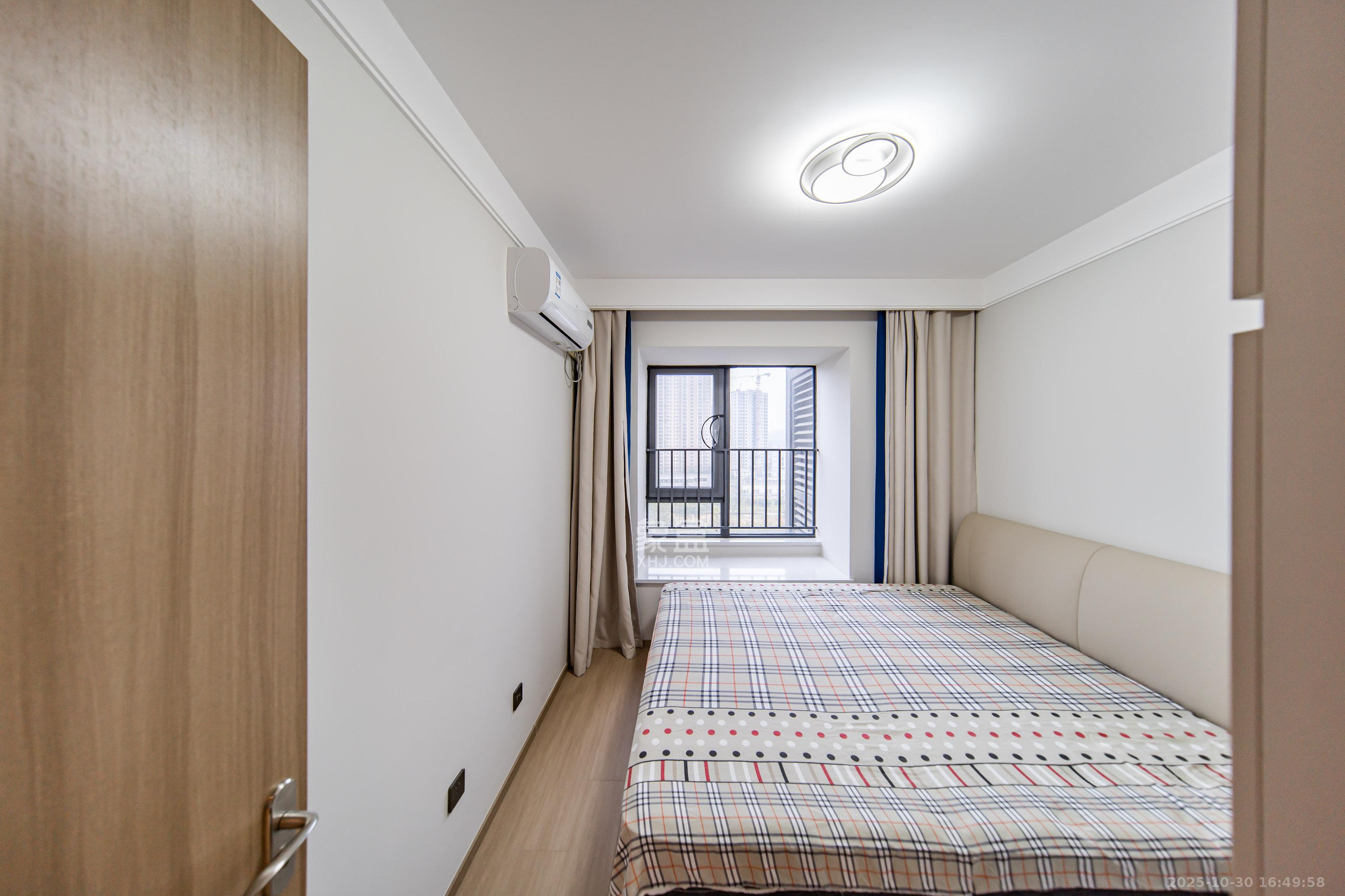 华润凯旋门二期 3室2厅2卫 140.0万 华润凯旋门二期 3室2厅2卫 140.0万卧室