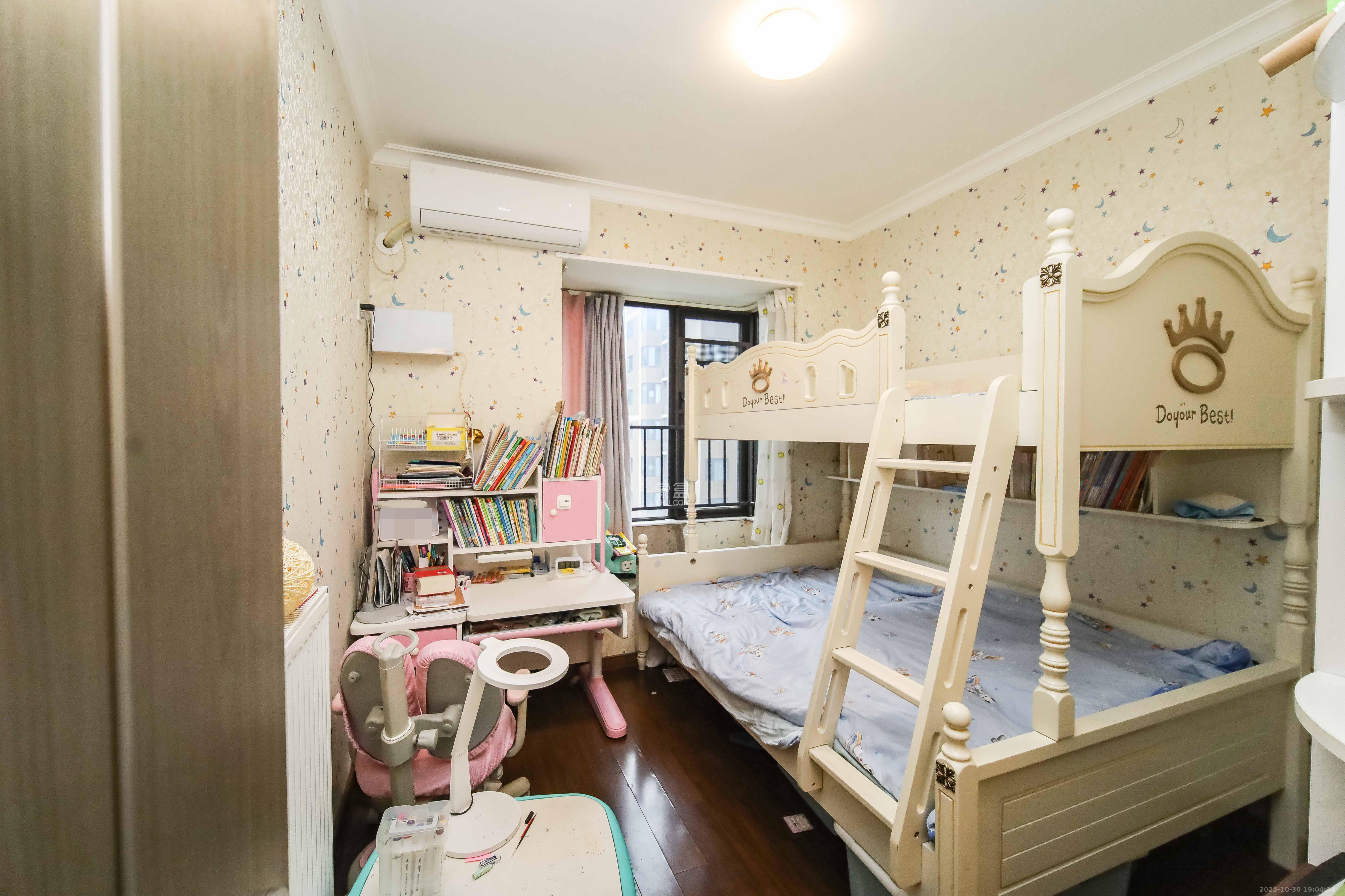 万科金域蓝湾  4室2厅2卫    176.0万卧室