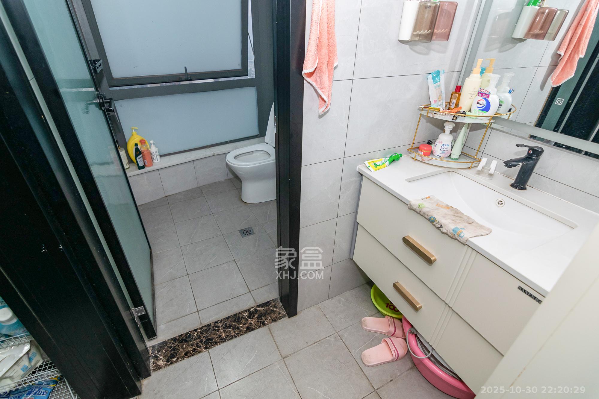 正荣财富中心  1室1厅1卫    38.0万卫生间