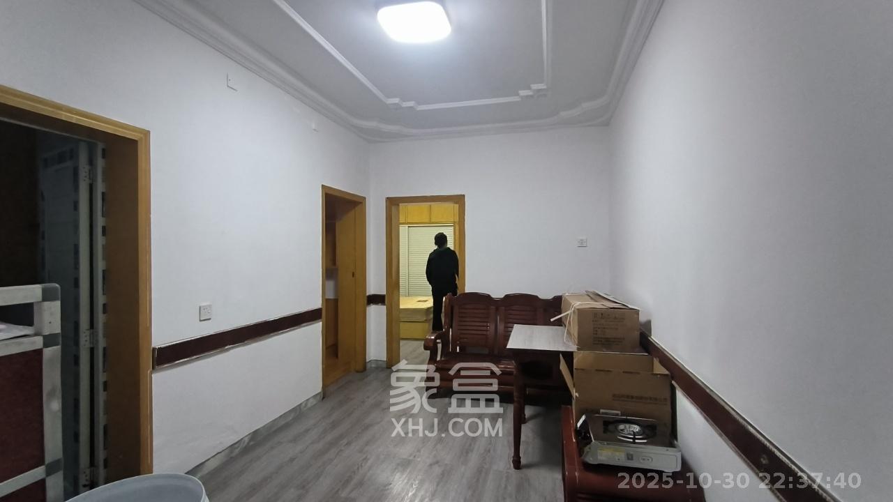 通泰街散盘  1室2厅1卫    1300.0元/月