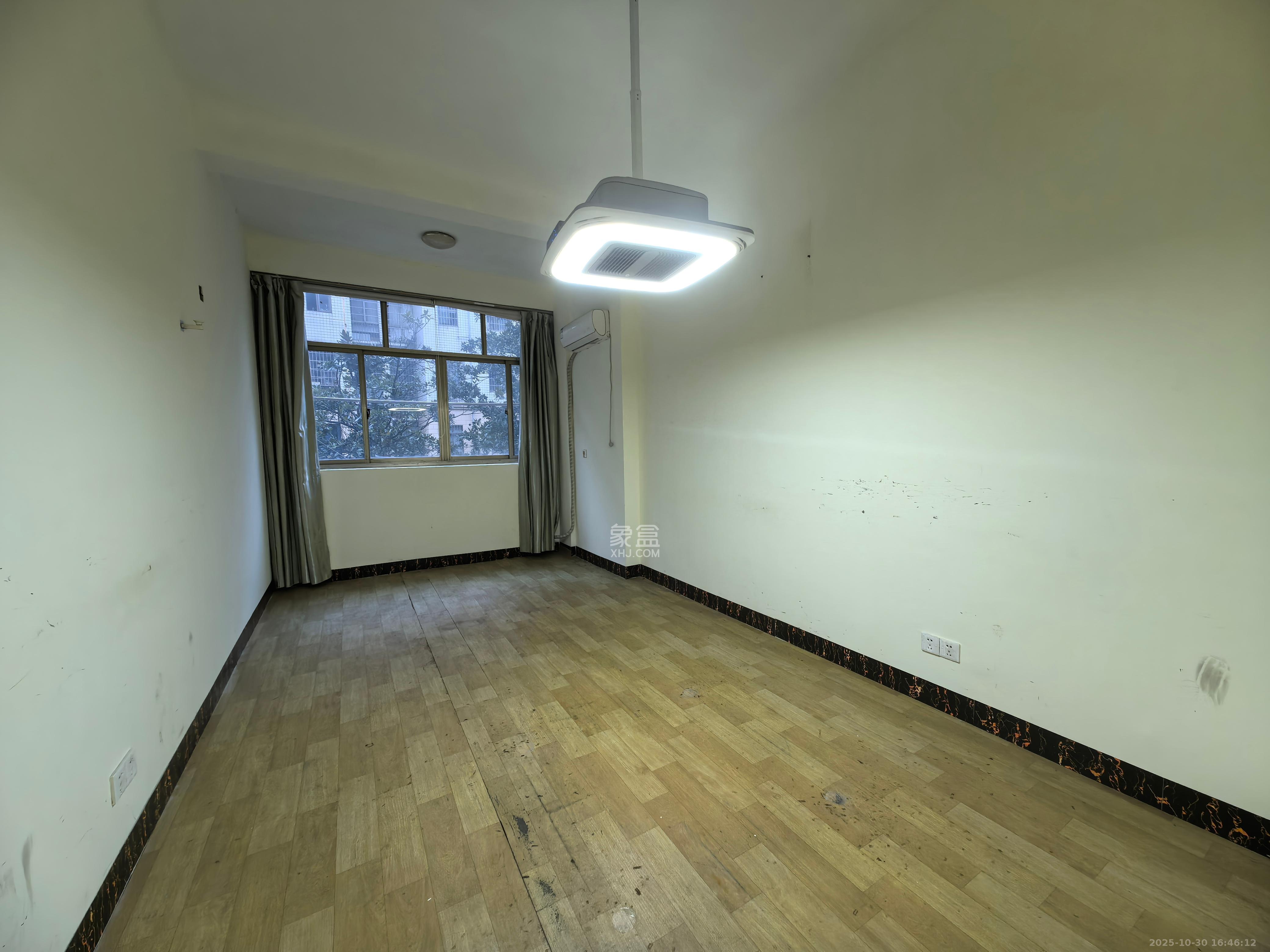 金峰小区南院  5室2厅3卫    4000.0元/月 金峰小区南院  5室2厅3卫    4000.0元/月室内图