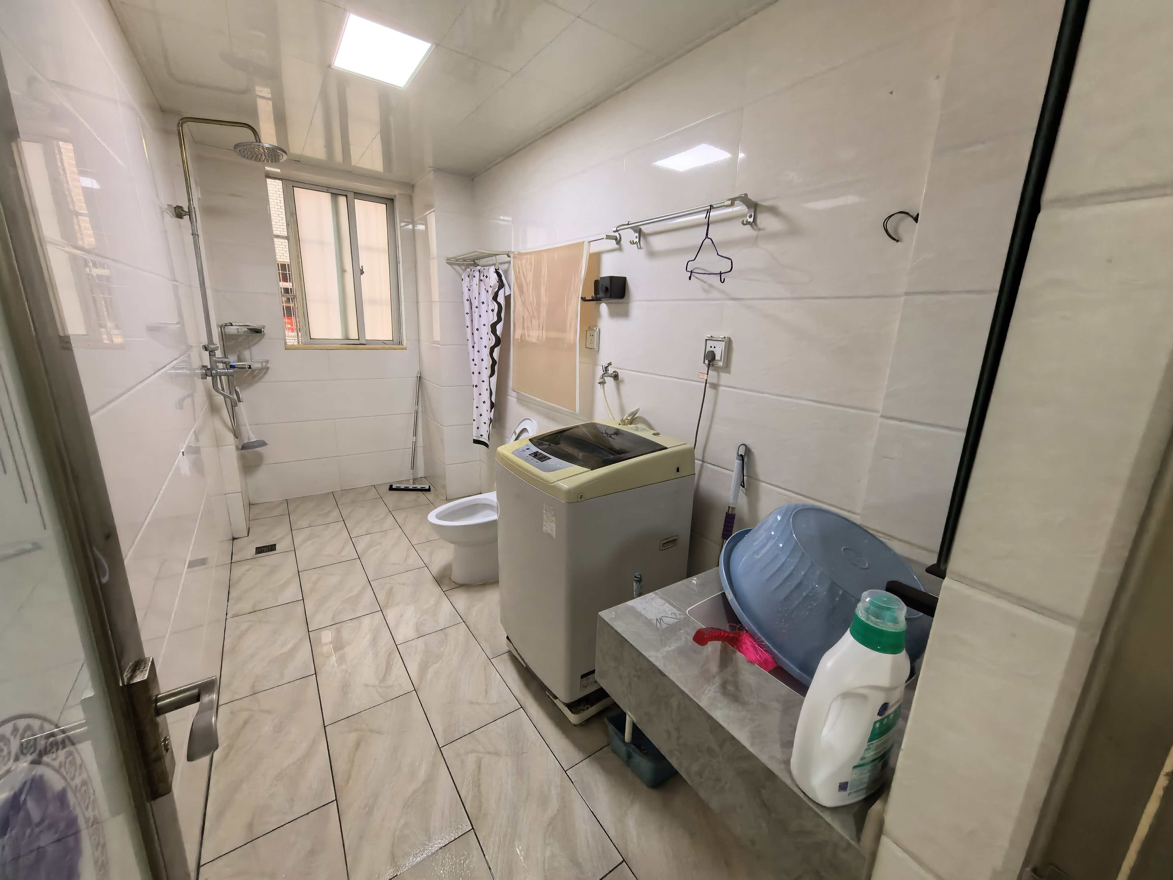 学苑公寓  3室2厅2卫    3200.0元/月室内图