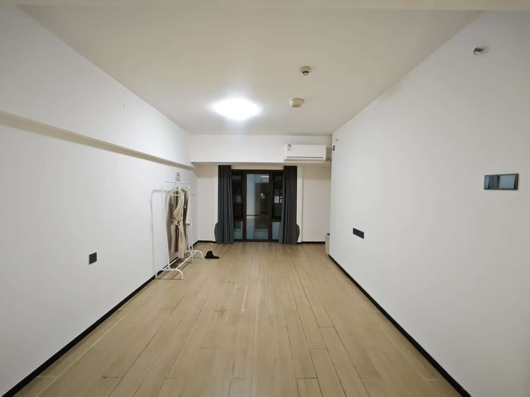 海航豪庭南苑  1室1厅2卫    2600.0元/月室内图