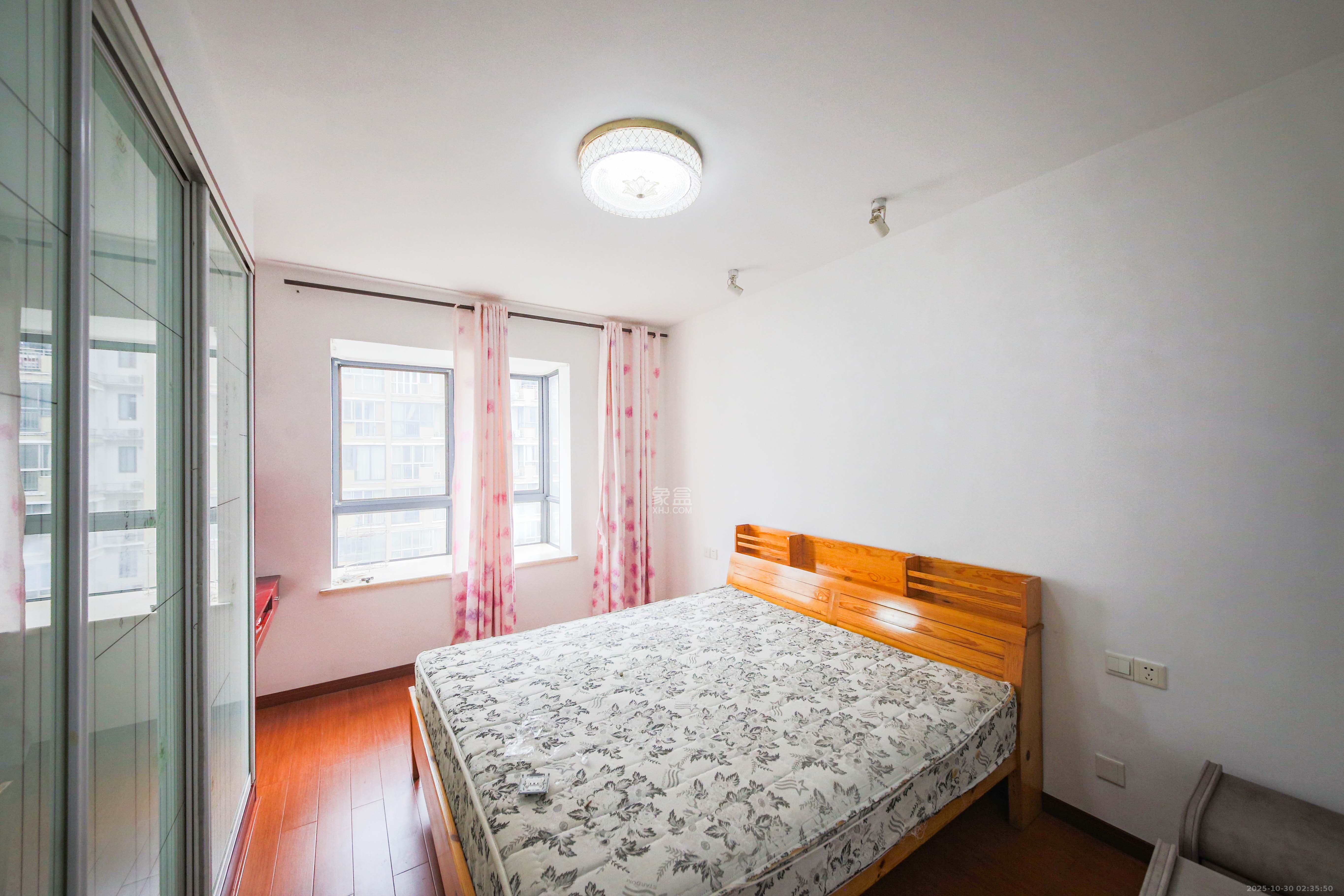 满庭芳小区  3室2厅2卫    100.0万卧室