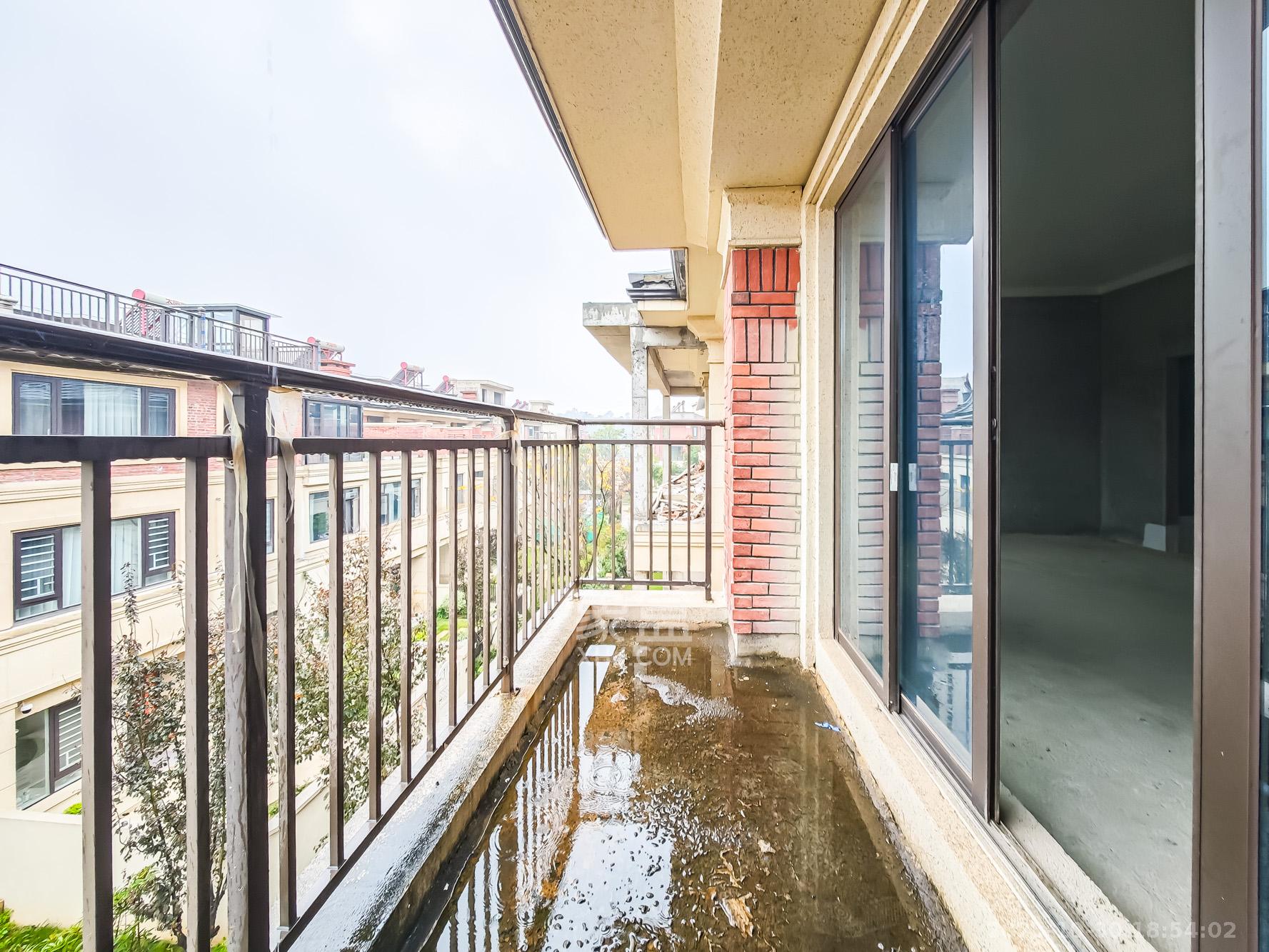 恒基旭辉湖山赋  5室3厅3卫    280.0万阳台