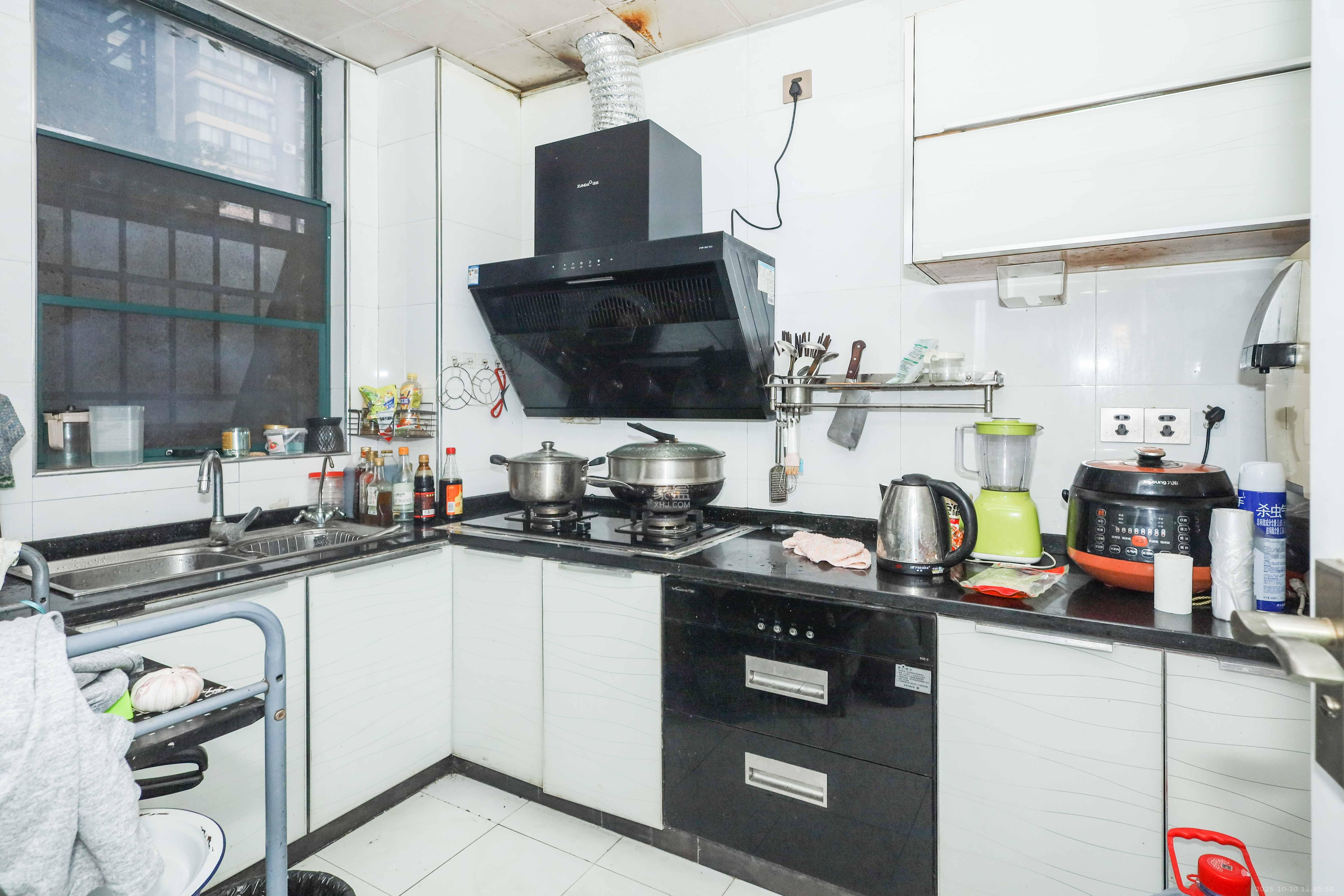 麓谷公馆(涉外国际公馆)  3室2厅2卫    98.0万 麓谷公馆(涉外国际公馆)  3室2厅2卫    98.0万厨房