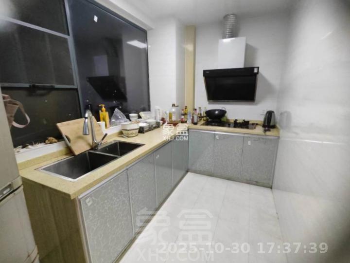 春藤小镇  4室2厅2卫    2100.0元/月 春藤小镇  4室2厅2卫    2100.0元/月室内图