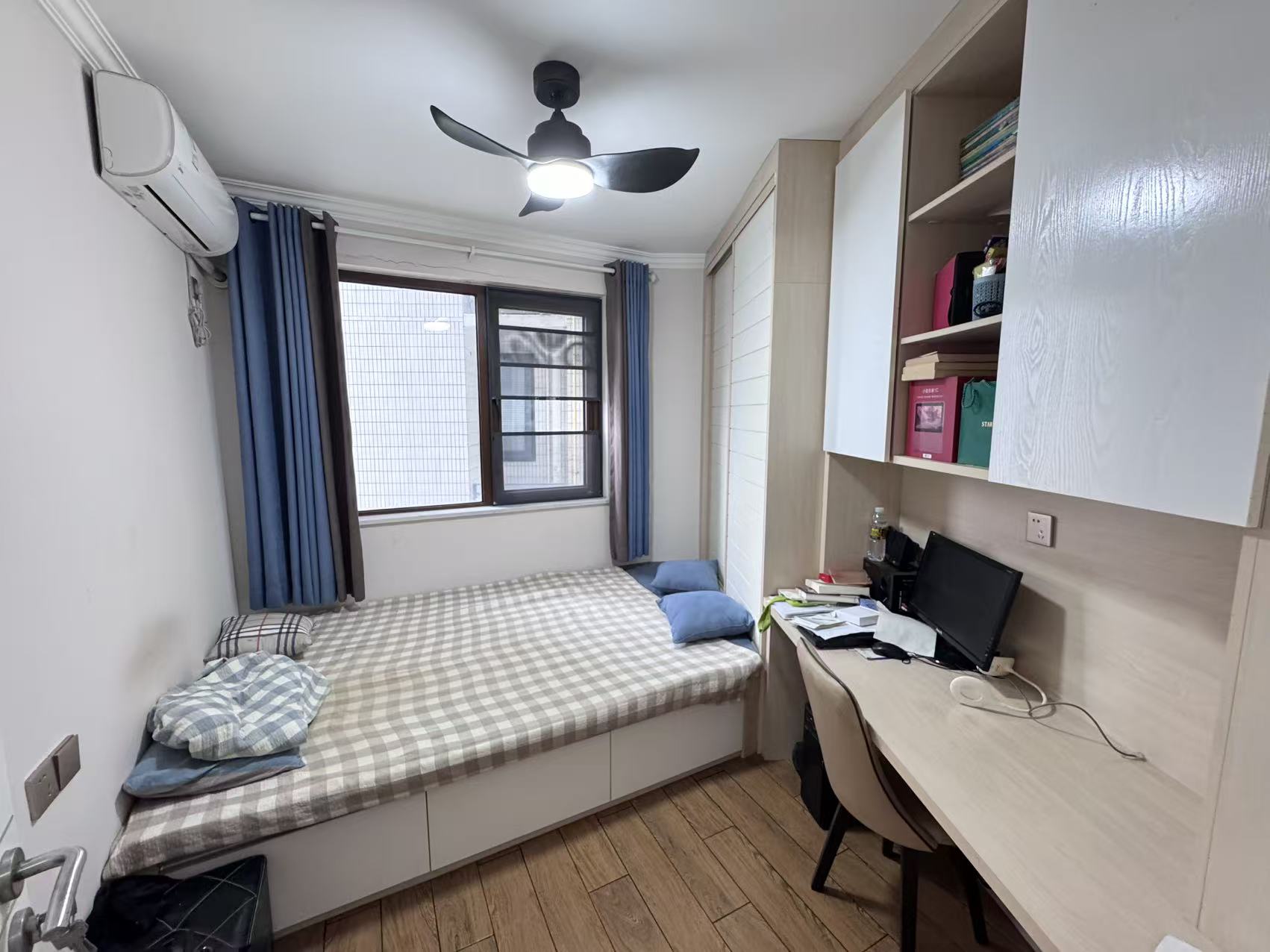 西溪里二期  3室2厅2卫    265.0万客厅