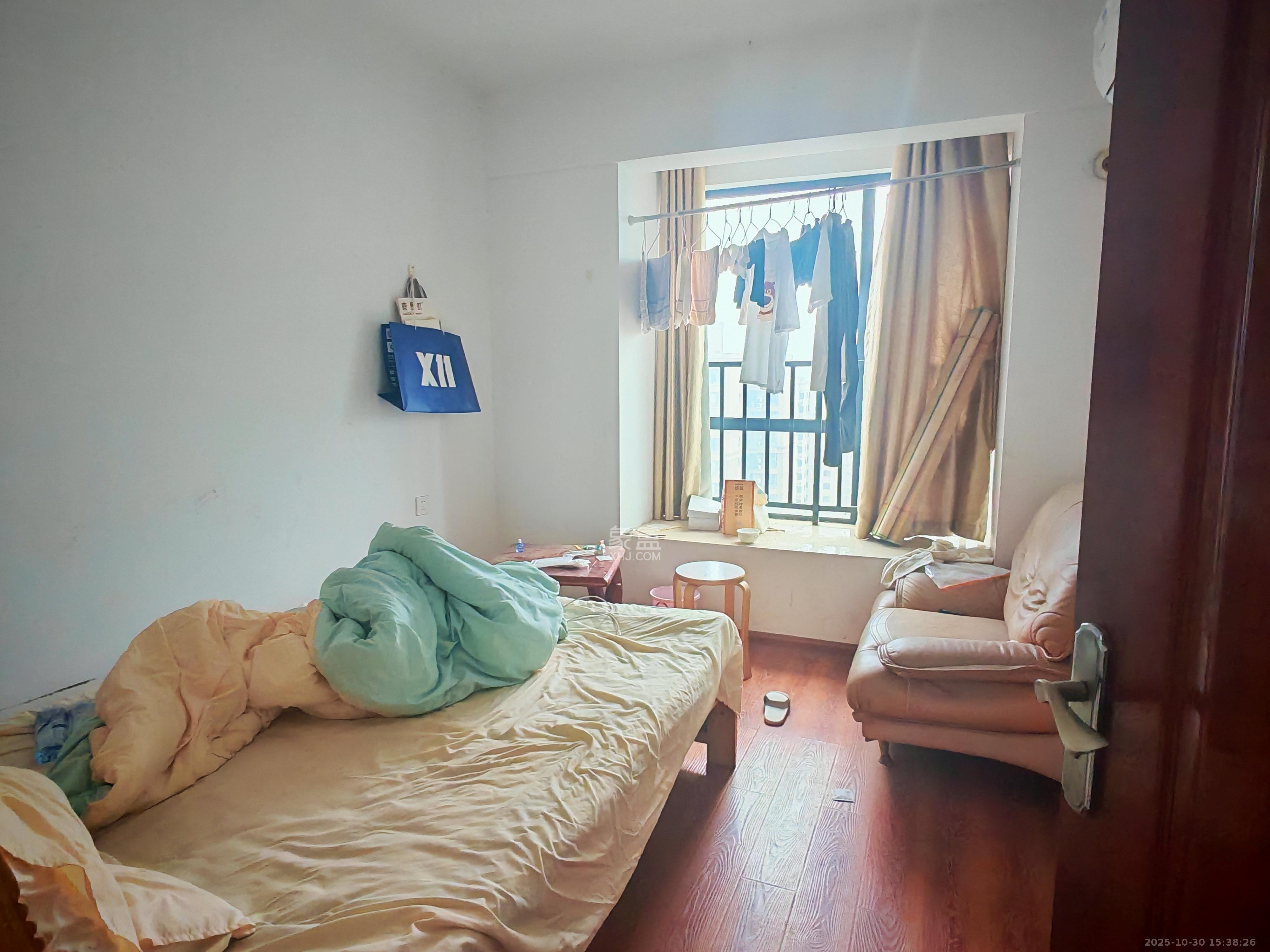 秀峰景园(领秀峰) 4室2厅2卫 1700.0元/月 秀峰景园(领秀峰) 4室2厅2卫 1700.0元/月室内图