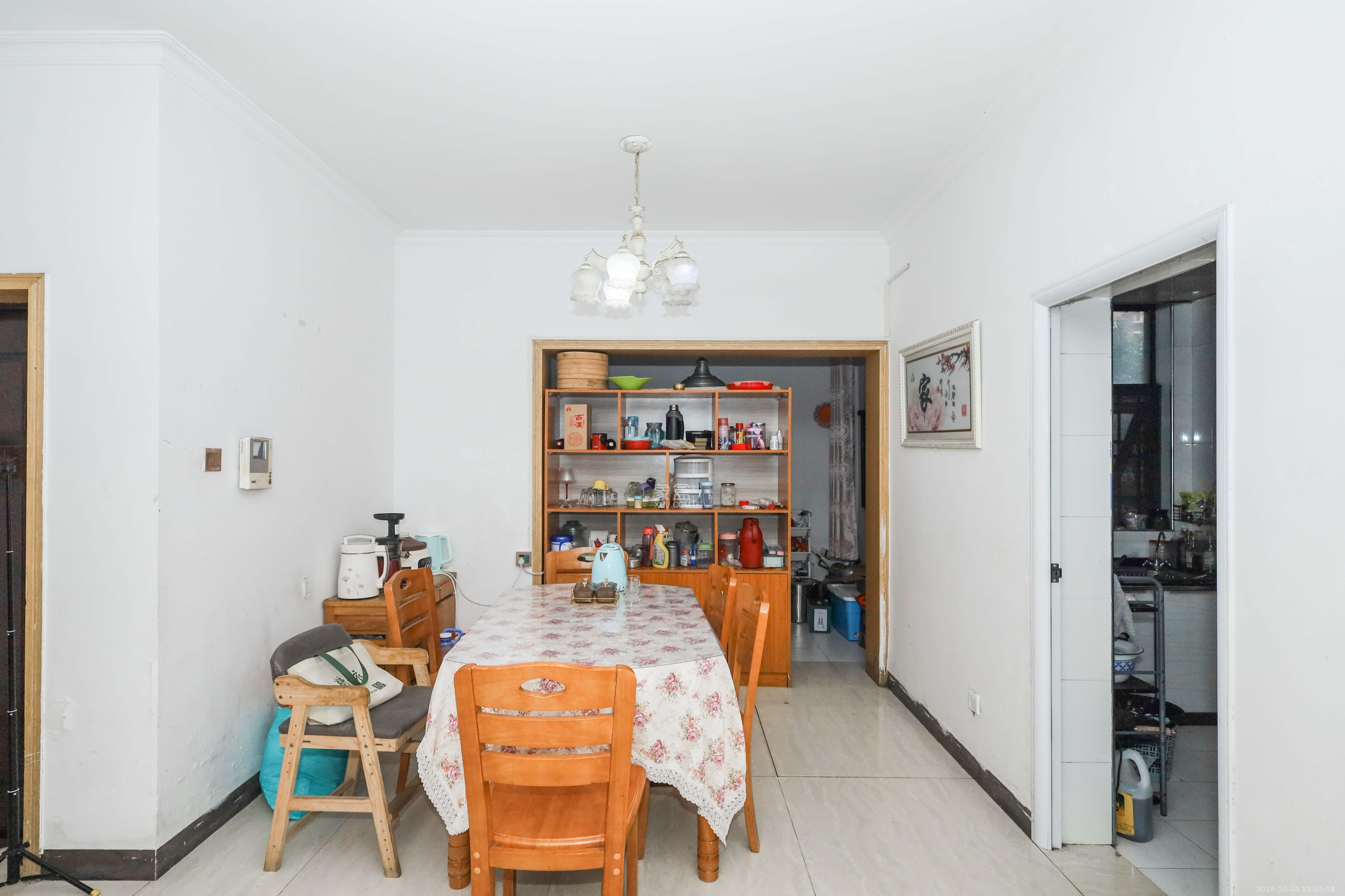 麓谷公馆(涉外国际公馆)  3室2厅2卫    98.0万 麓谷公馆(涉外国际公馆)  3室2厅2卫    98.0万客厅