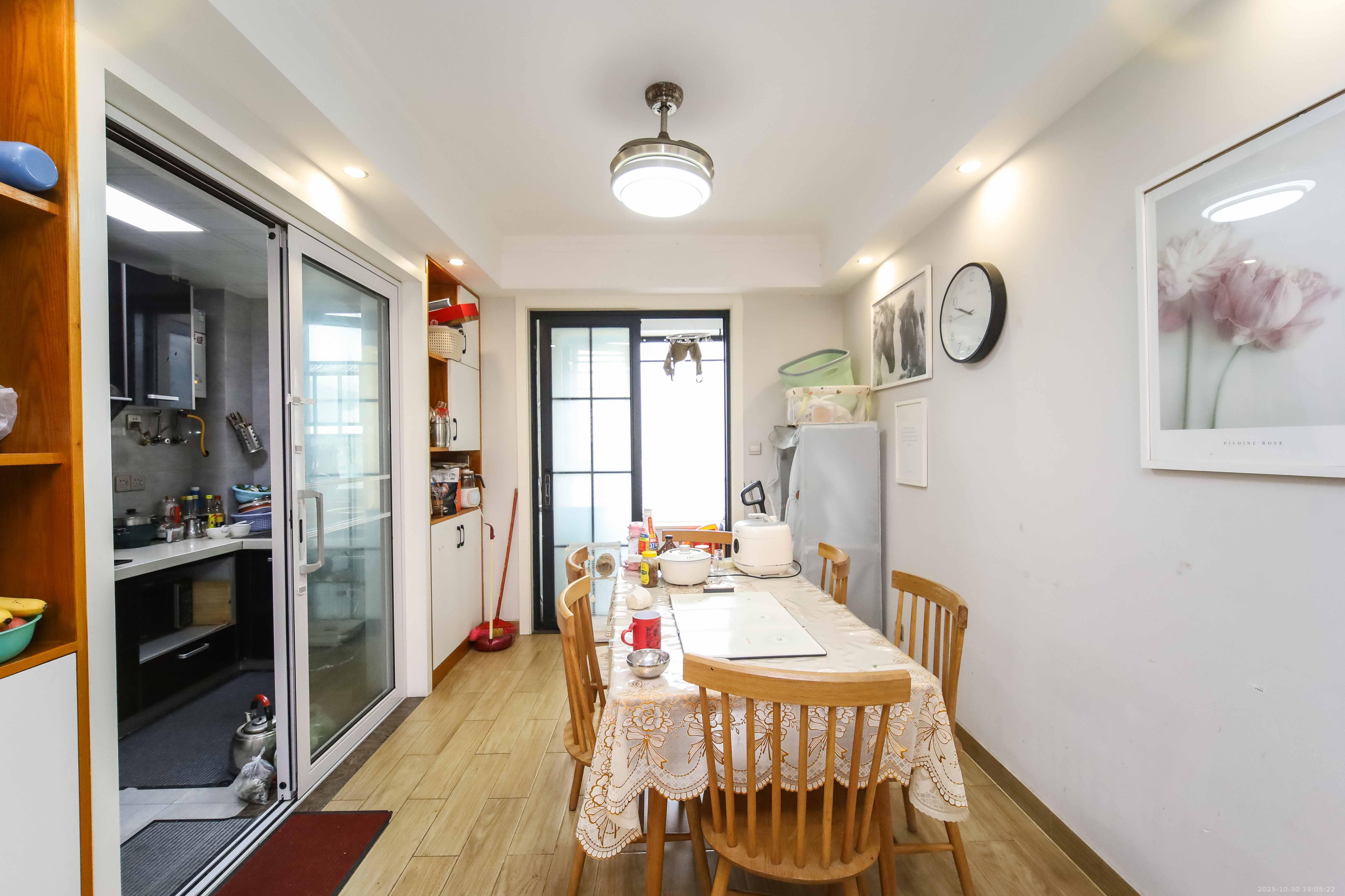 金地格林公馆  3室2厅2卫    145.0万客厅