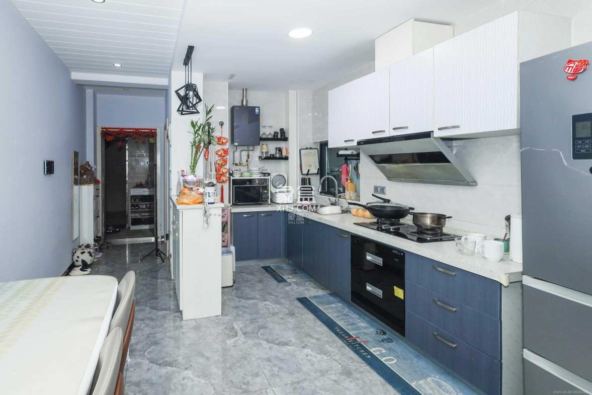 天元涉外景园C区 3室2厅2卫 89.0万 天元涉外景园C区 3室2厅2卫 89.0万厨房