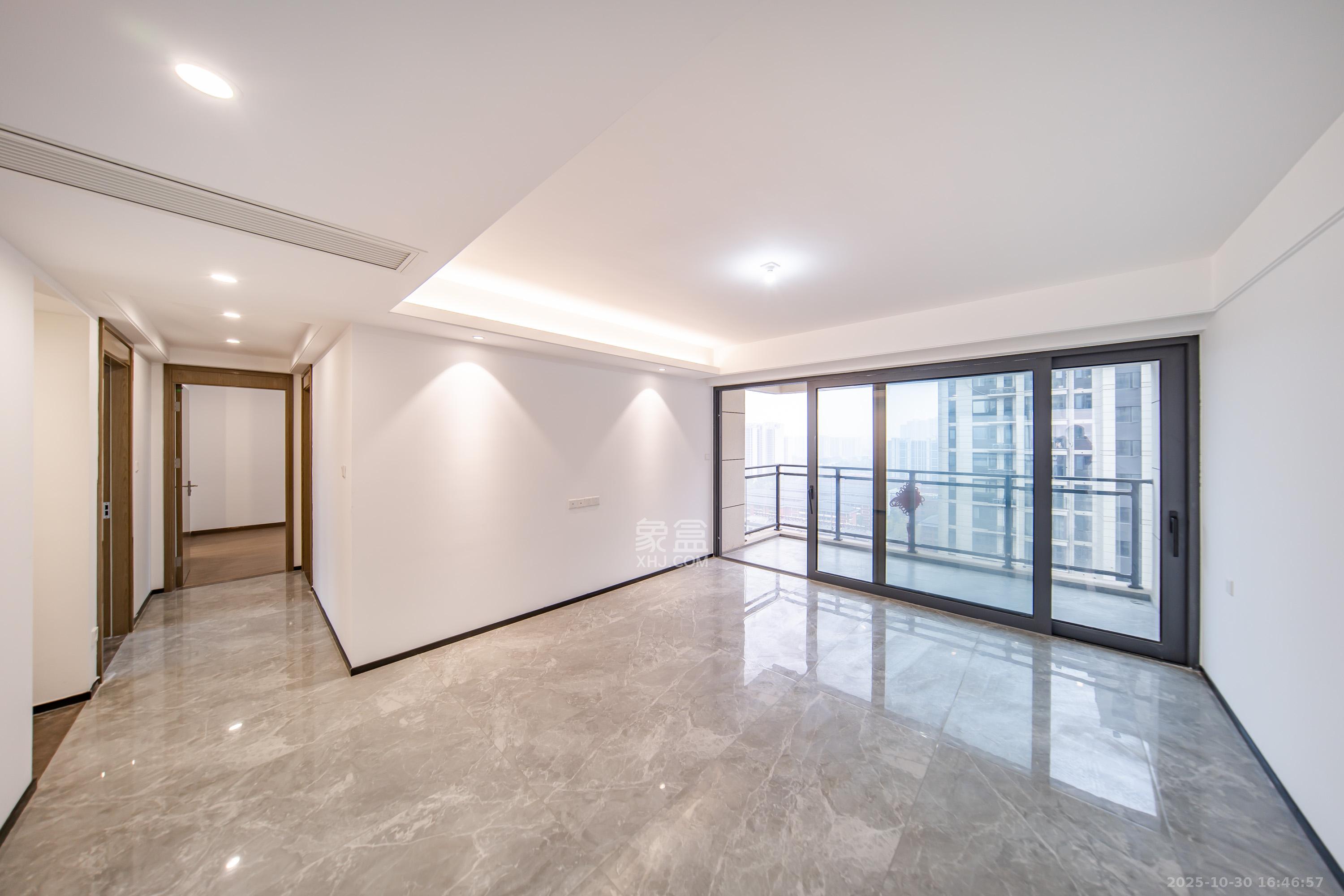 保利天汇  4室2厅2卫    186.8万客厅