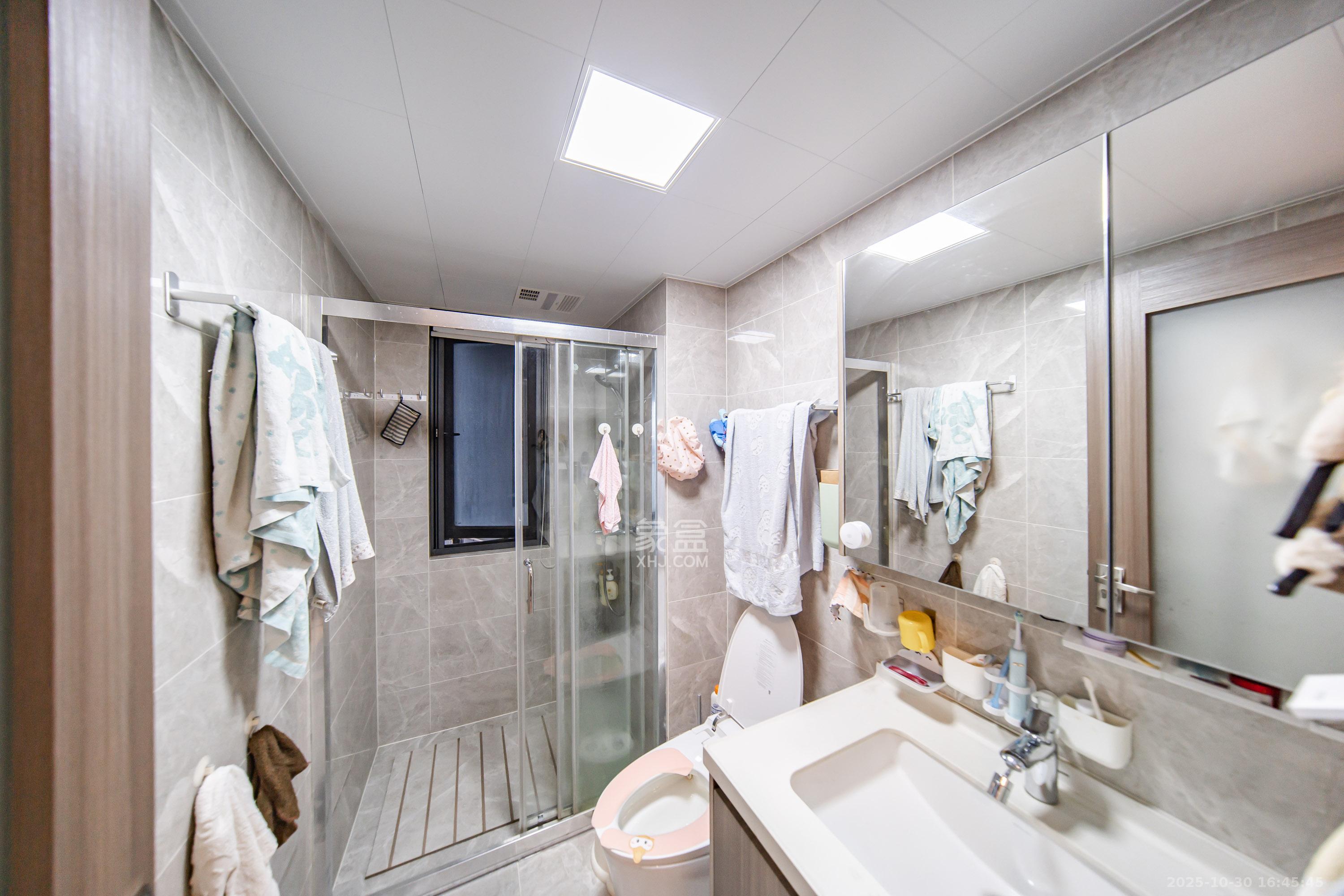 中海阅麓山一期  3室2厅2卫    149.8万卫生间