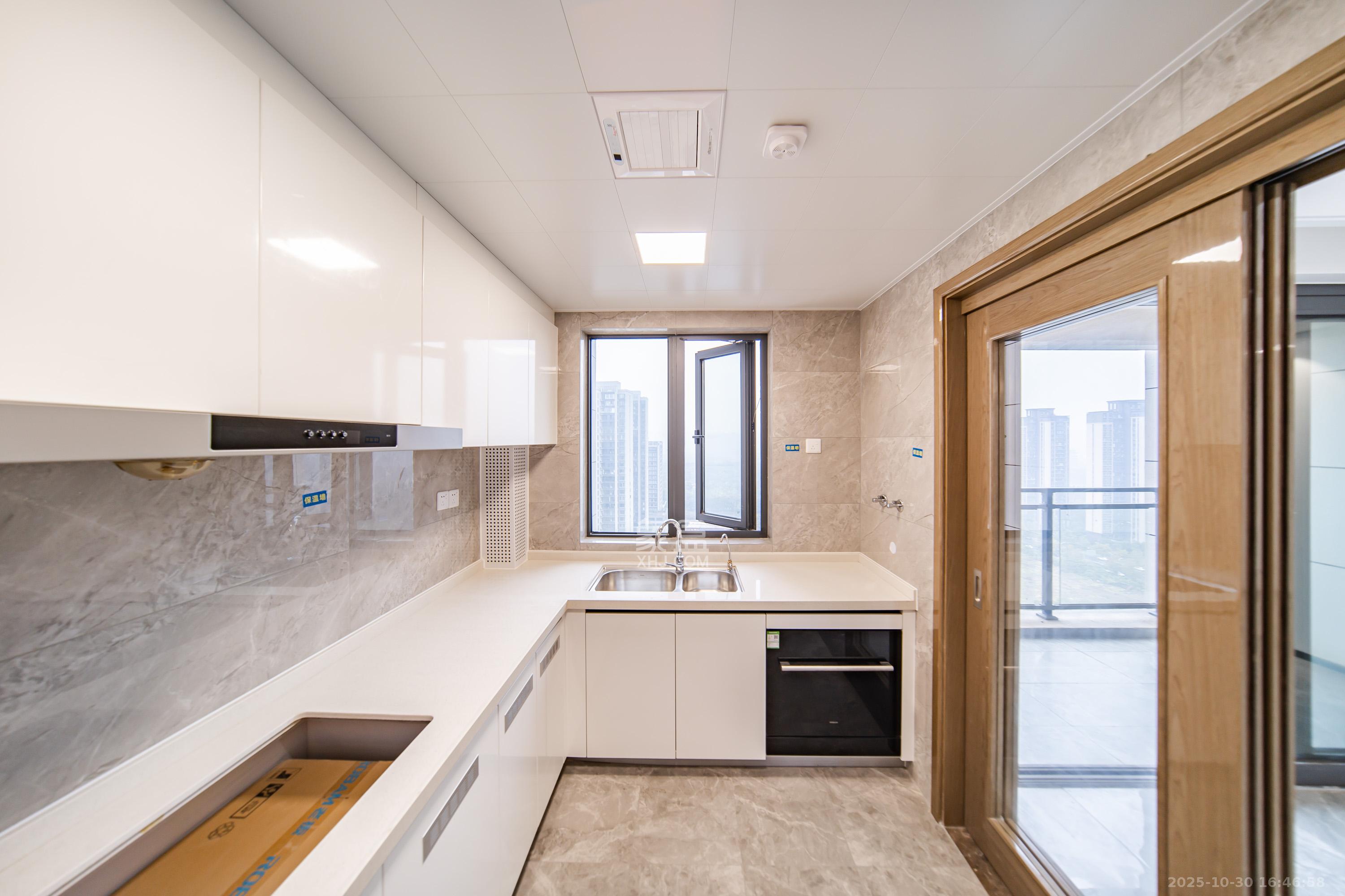 保利天汇  4室2厅2卫    186.8万厨房