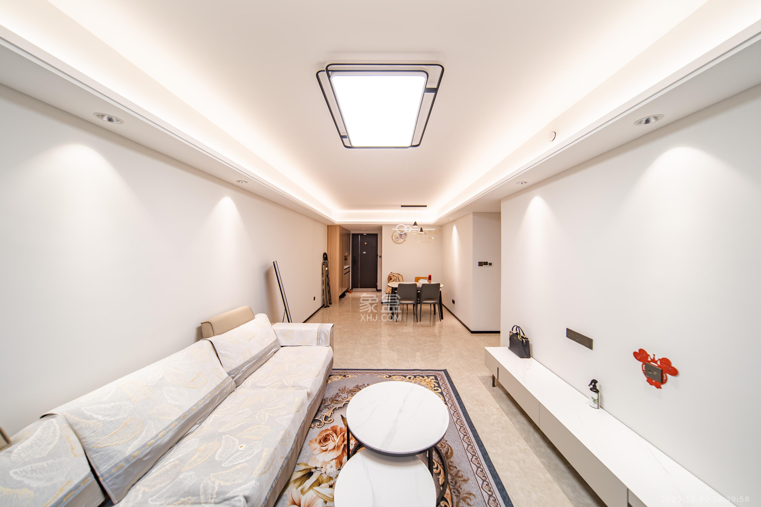 华润凯旋门二期 3室2厅2卫 140.0万 华润凯旋门二期 3室2厅2卫 140.0万客厅