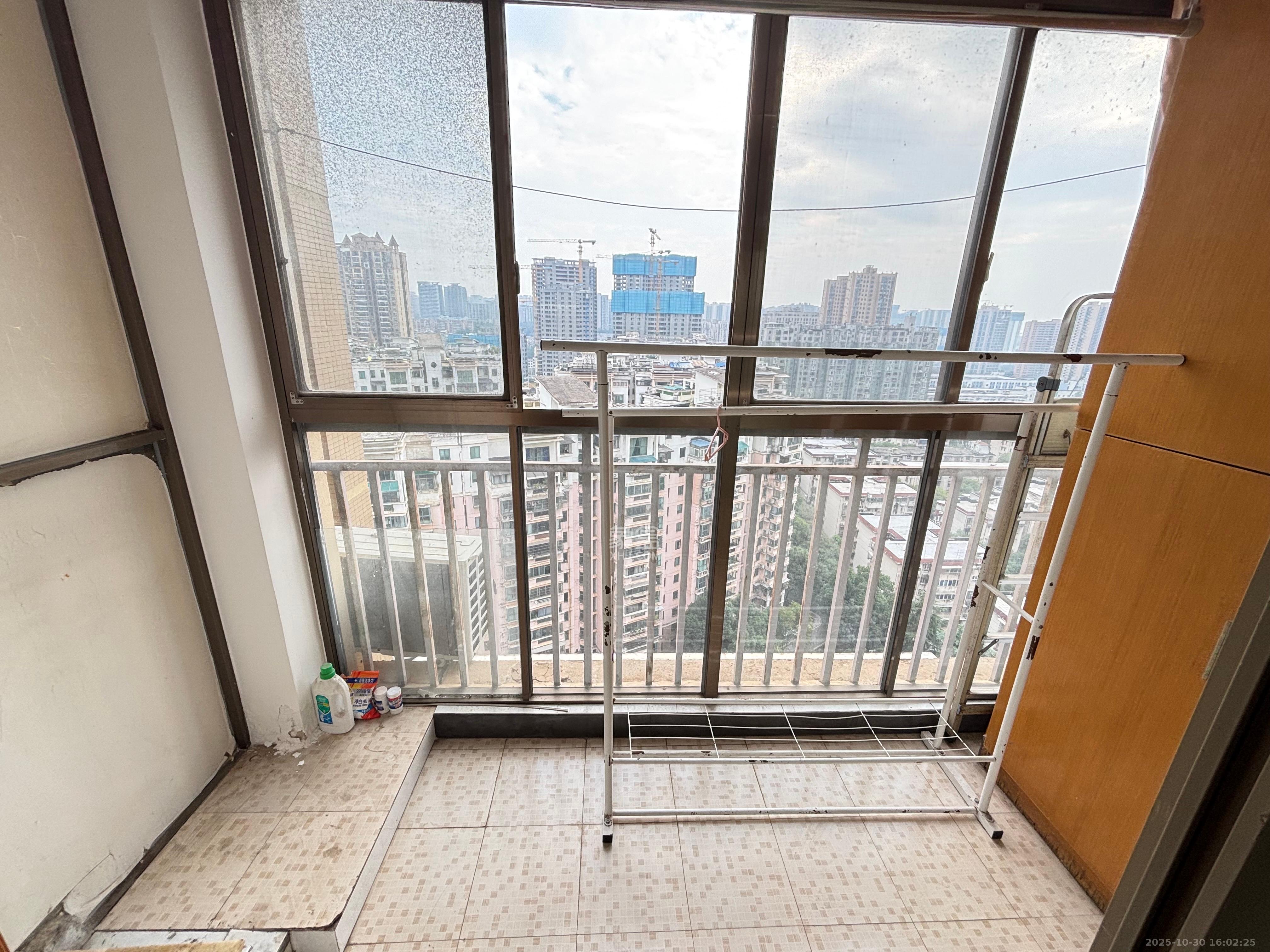 层上观邸  3室2厅1卫    2200.0元/月室内图