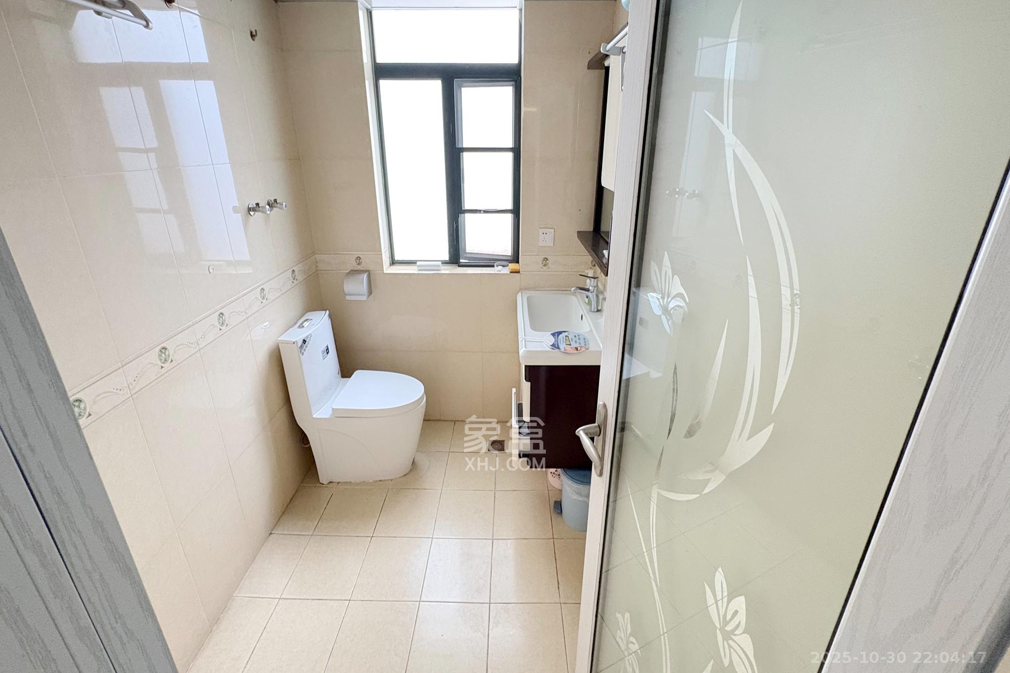 王府花园 4室2厅2卫 225.0万 王府花园 4室2厅2卫 225.0万卫生间