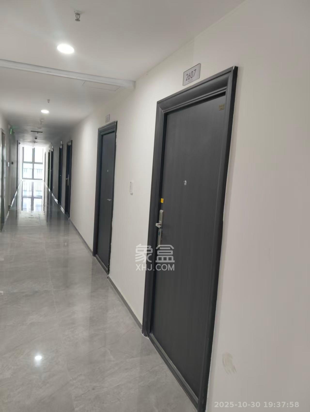 绿地商务广场  1室0厅0卫    1100.0元/月