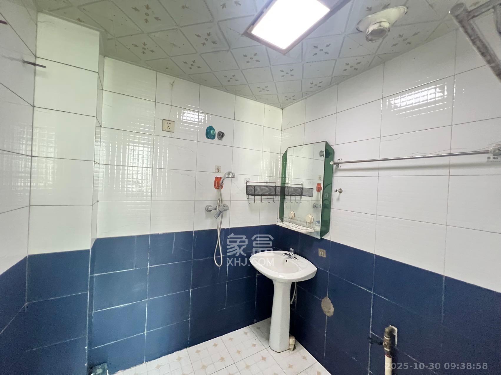 中南汽车世界 2室2厅1卫 1300.0元/月 中南汽车世界 2室2厅1卫 1300.0元/月室内图