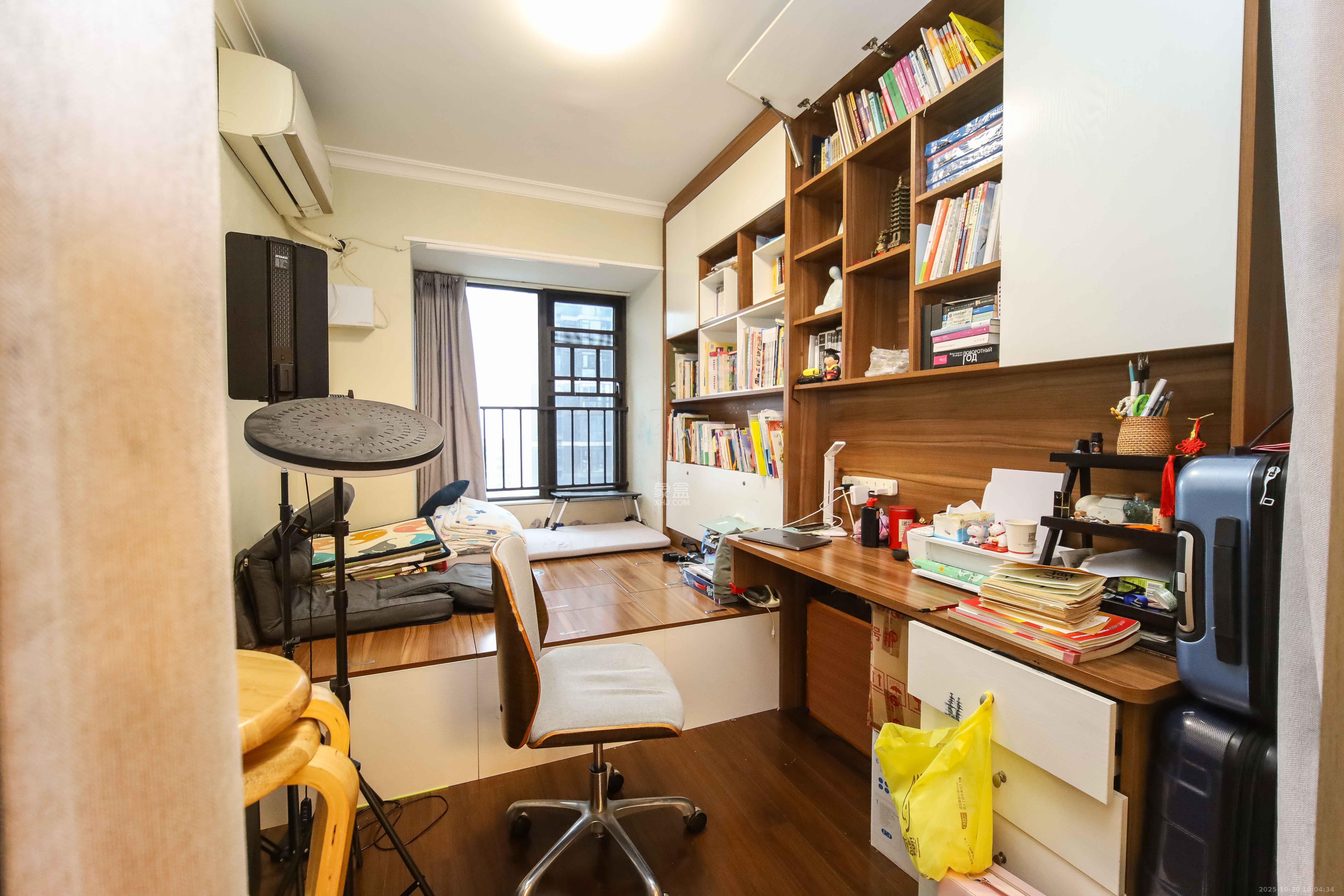 万科金域蓝湾  4室2厅2卫    176.0万卧室