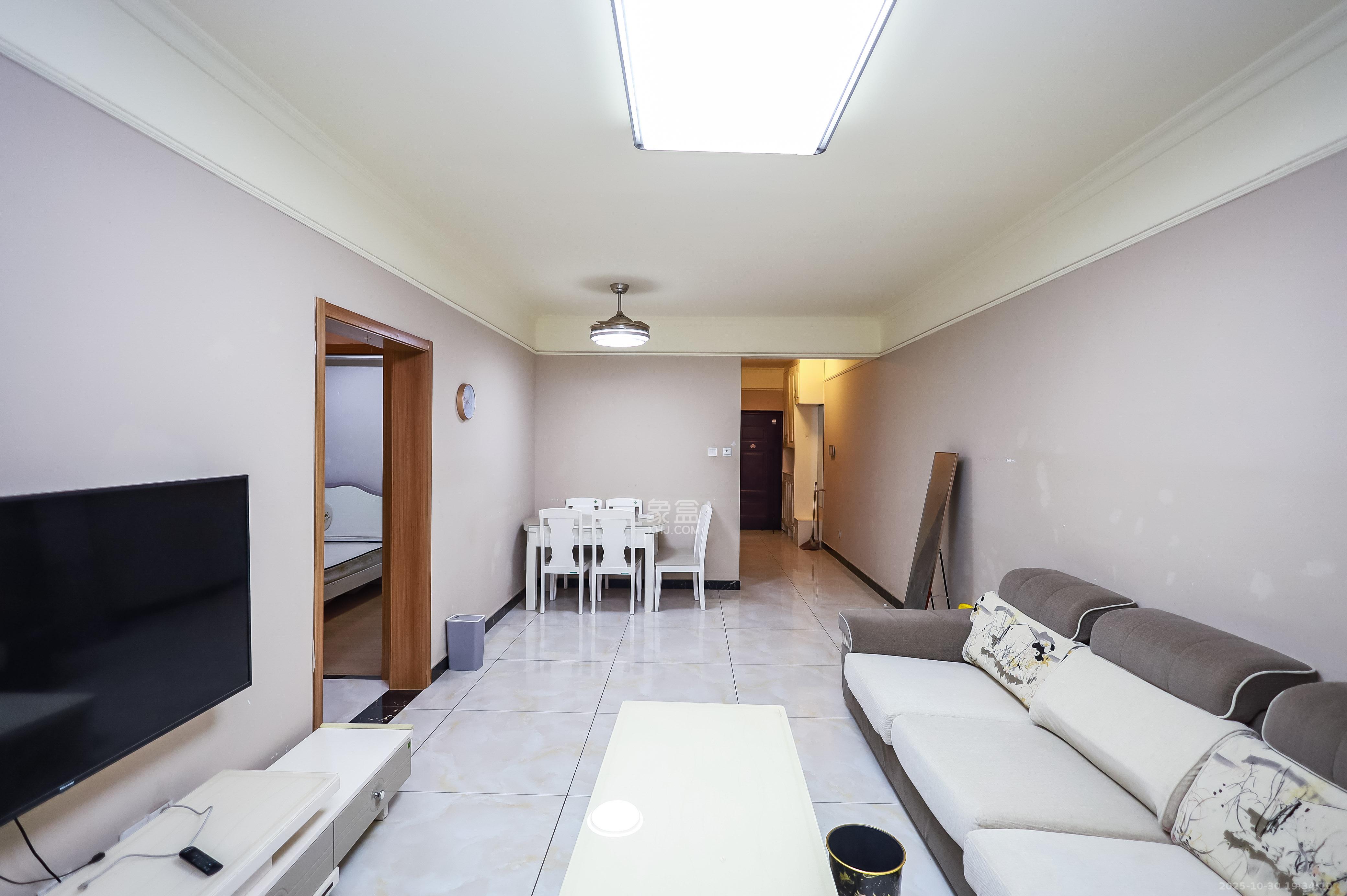 麓谷小镇  3室2厅1卫    54.8万客厅