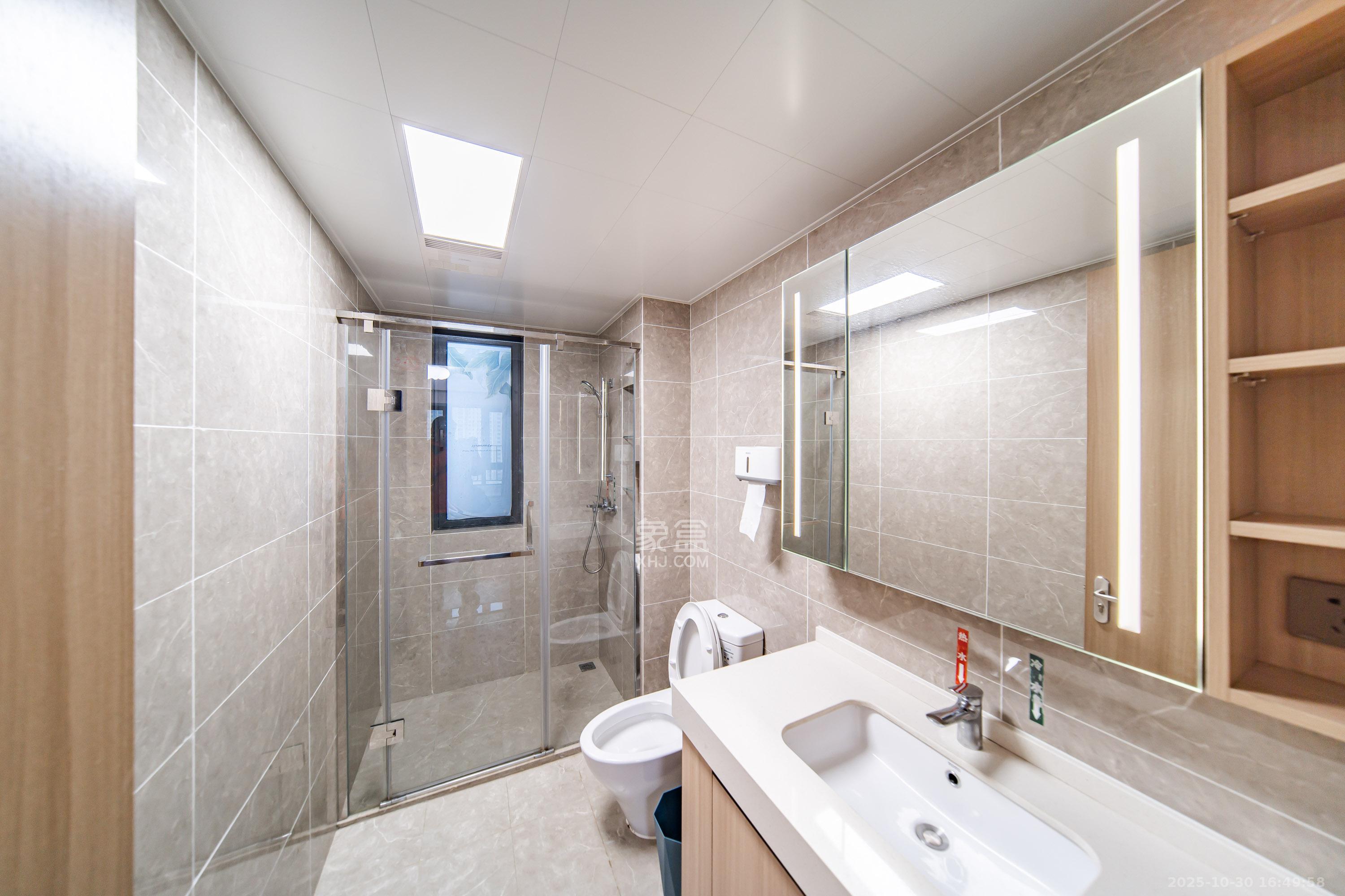 华润凯旋门二期 3室2厅2卫 140.0万 华润凯旋门二期 3室2厅2卫 140.0万卫生间