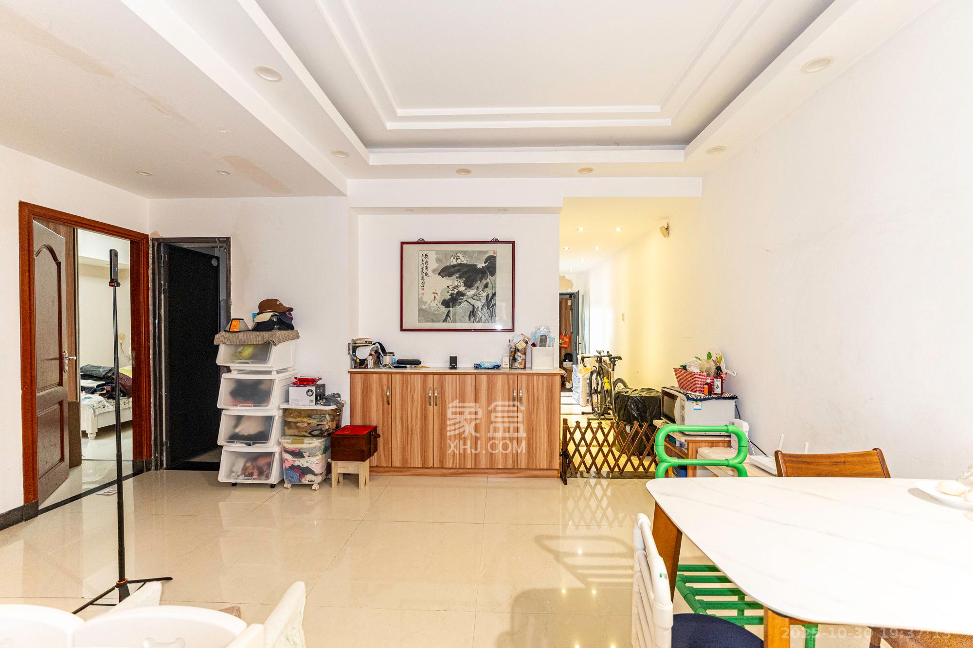 藏珑湖上国际花园  3室2厅2卫    85.0万客厅