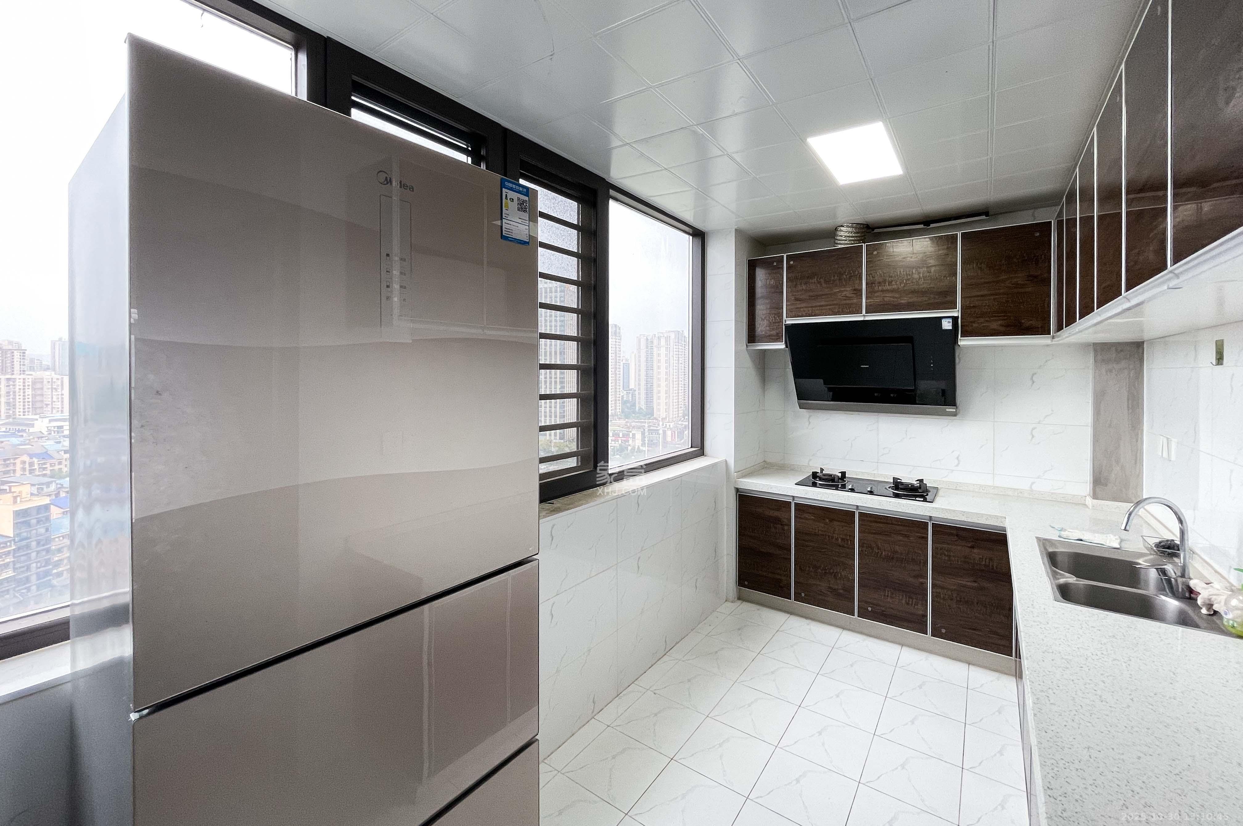 达美溪湖湾  4室2厅2卫    335.0万 达美溪湖湾  4室2厅2卫    335.0万厨房