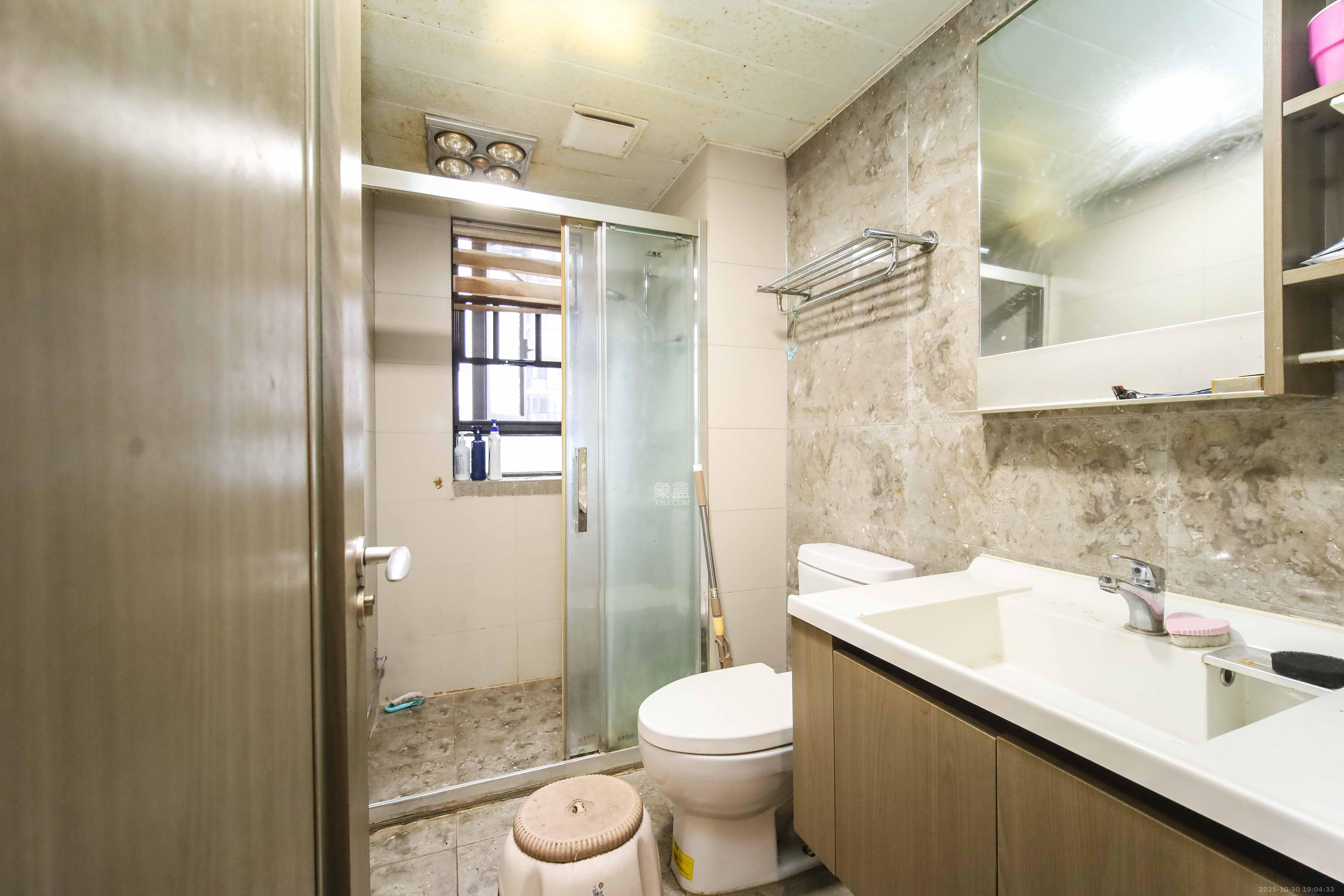 万科金域蓝湾  4室2厅2卫    176.0万卫生间