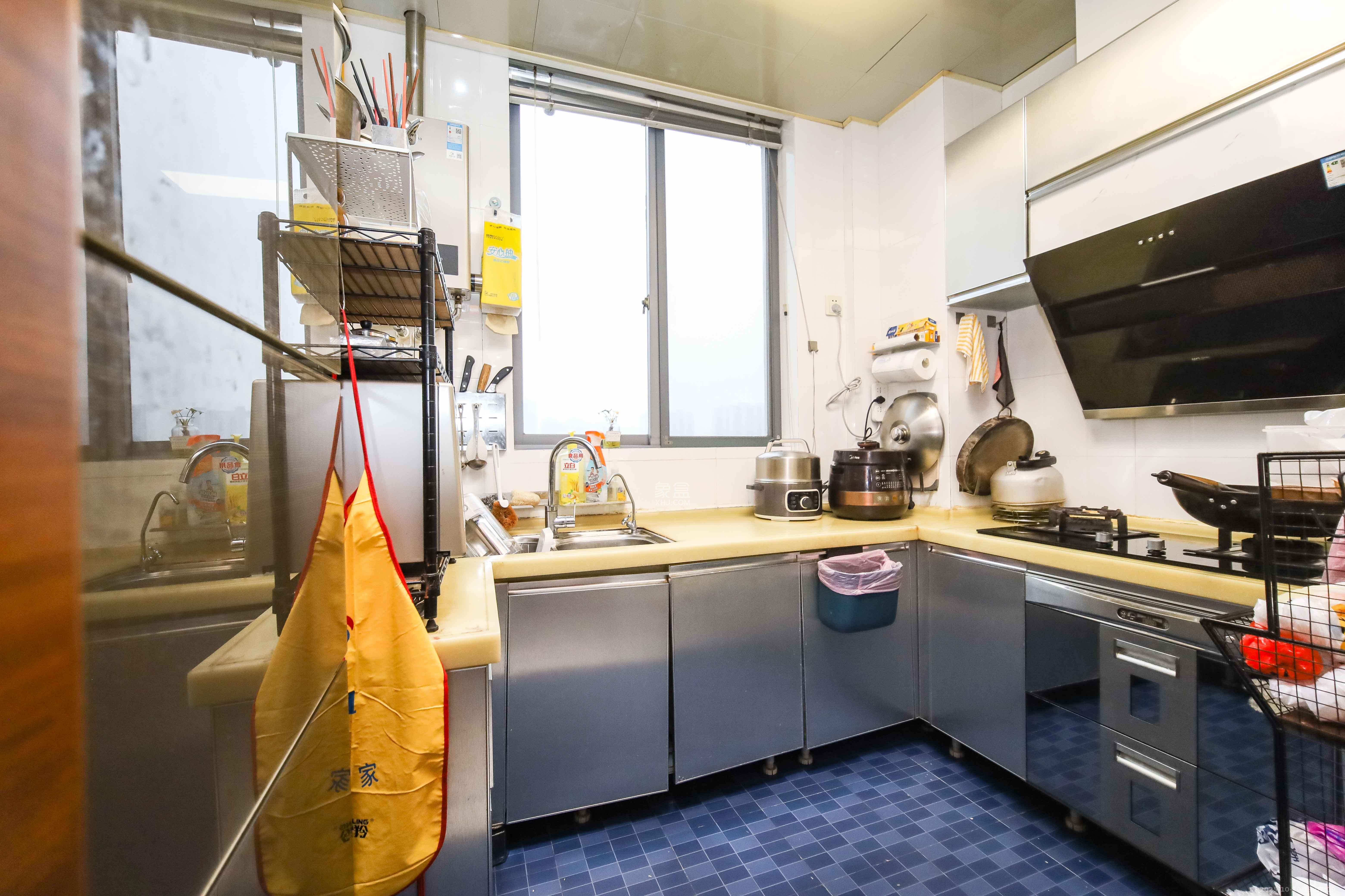 银港水晶城  3室2厅2卫    108.0万厨房