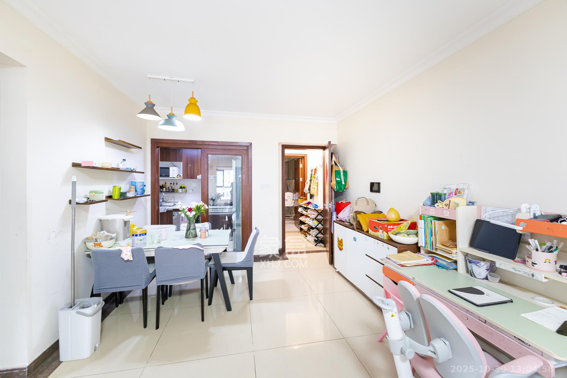 时代倾城二期  2室2厅1卫    67.0万客厅