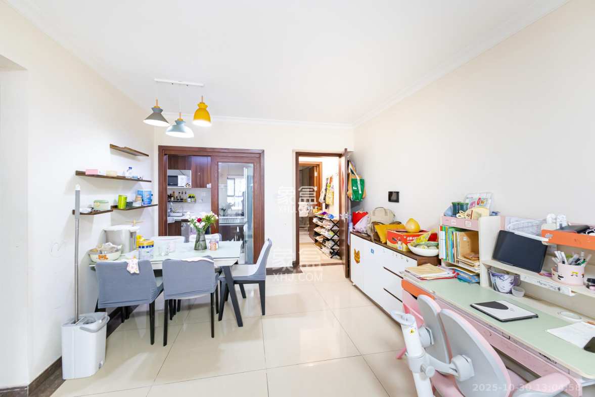 时代倾城二期 2室2厅1卫 67.0万 时代倾城二期 2室2厅1卫 67.0万客厅