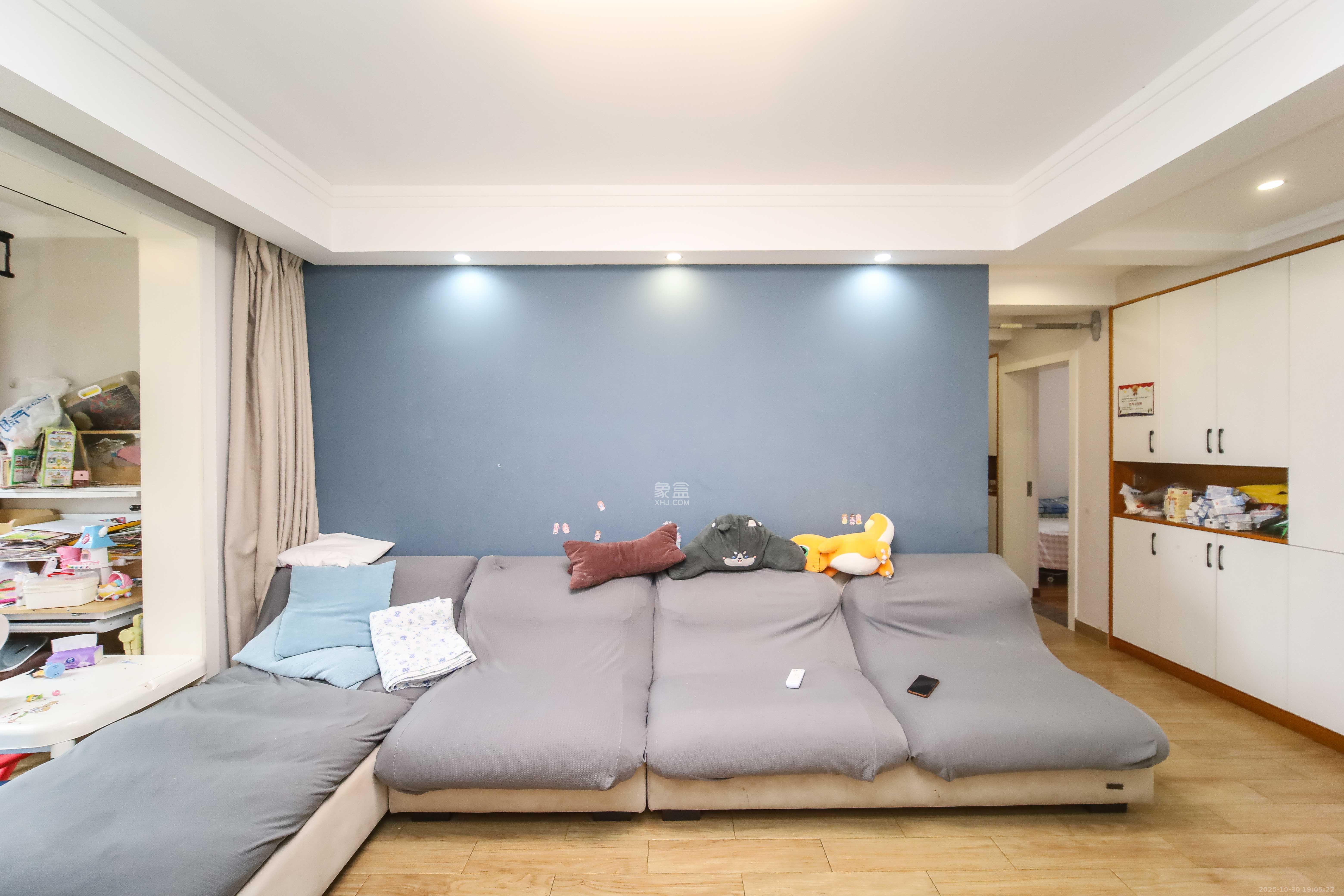 金地格林公馆  3室2厅2卫    145.0万客厅