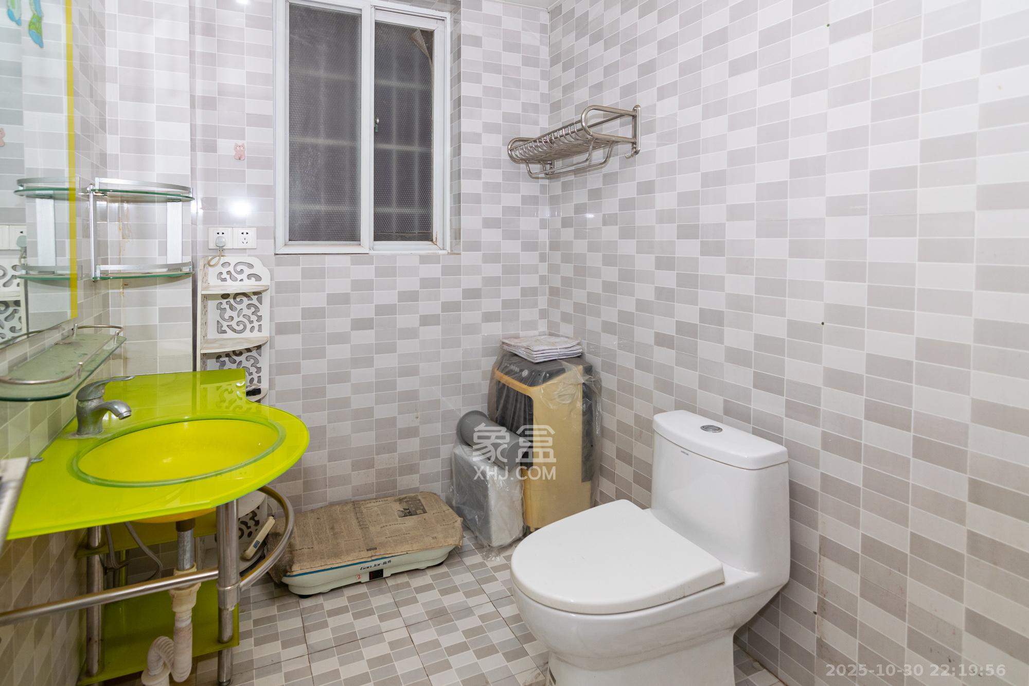 望福佳园  3室2厅2卫    42.0万 望福佳园  3室2厅2卫    42.0万卫生间