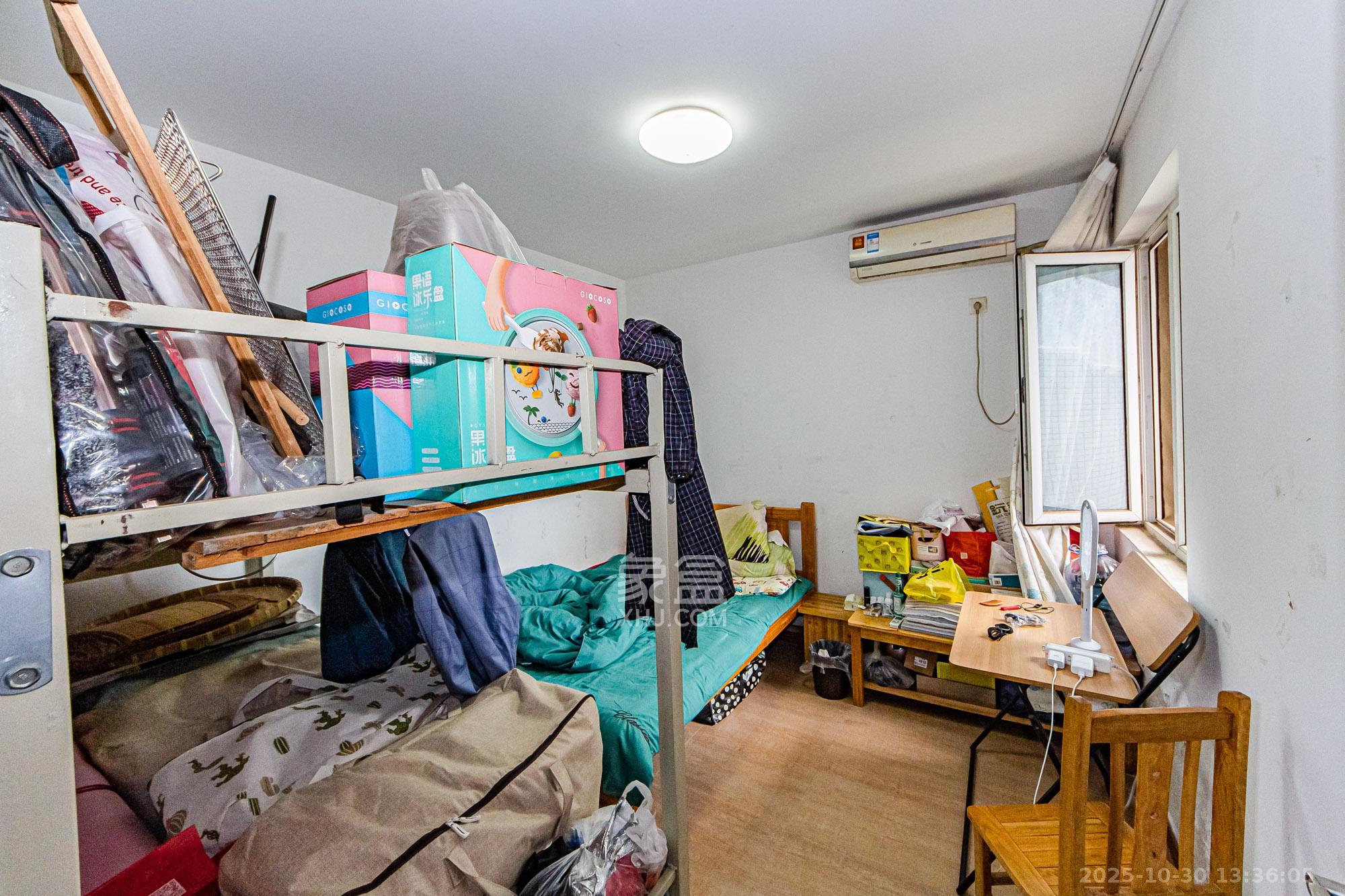 万国城（当代满庭春MOMA）二期  1室2厅2卫    70.0万卧室