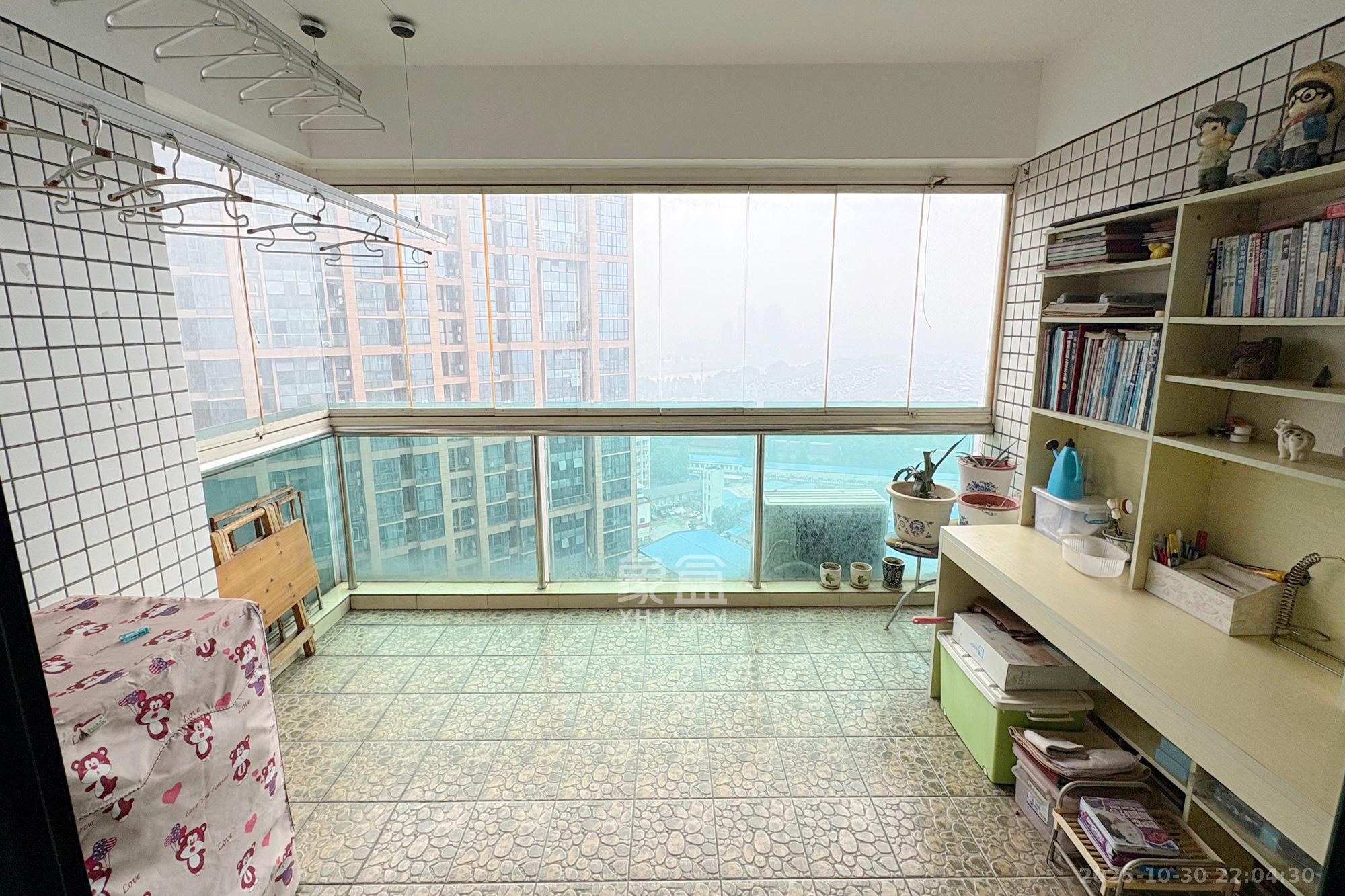 王府花园  4室2厅2卫    225.0万阳台