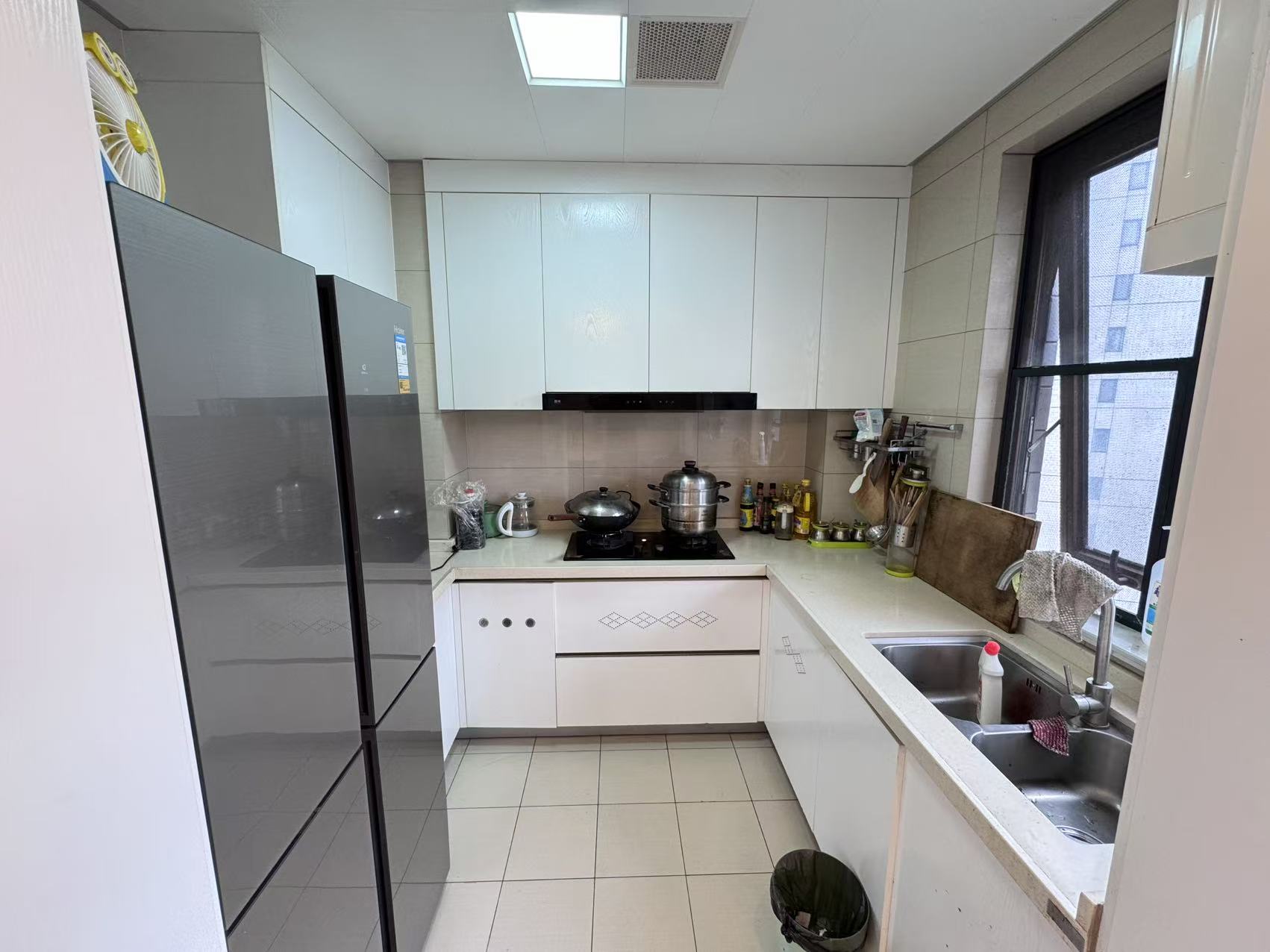 西溪里二期  3室2厅2卫    265.0万客厅