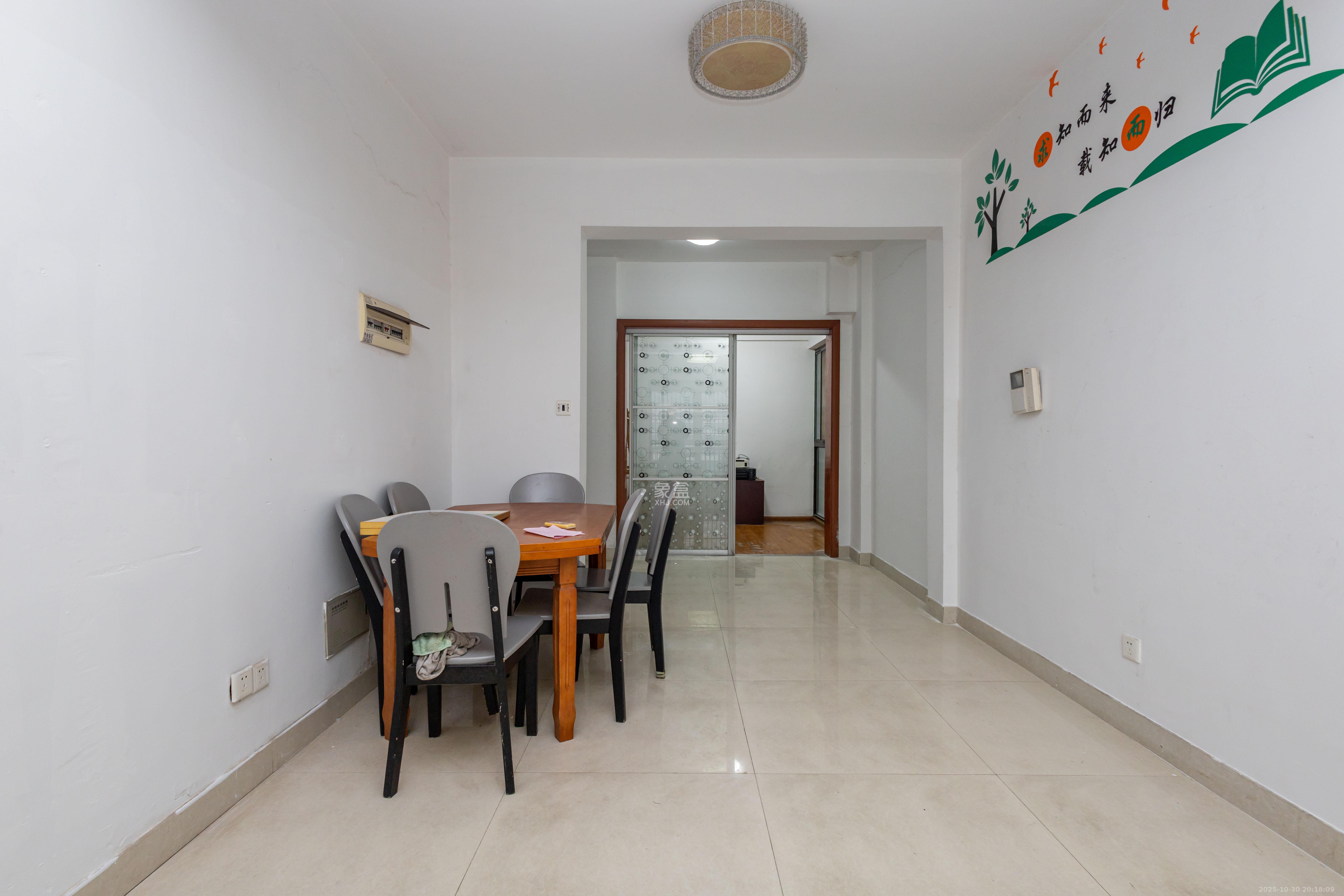 爵士湘  4室2厅2卫    89.0万 爵士湘  4室2厅2卫    89.0万客厅