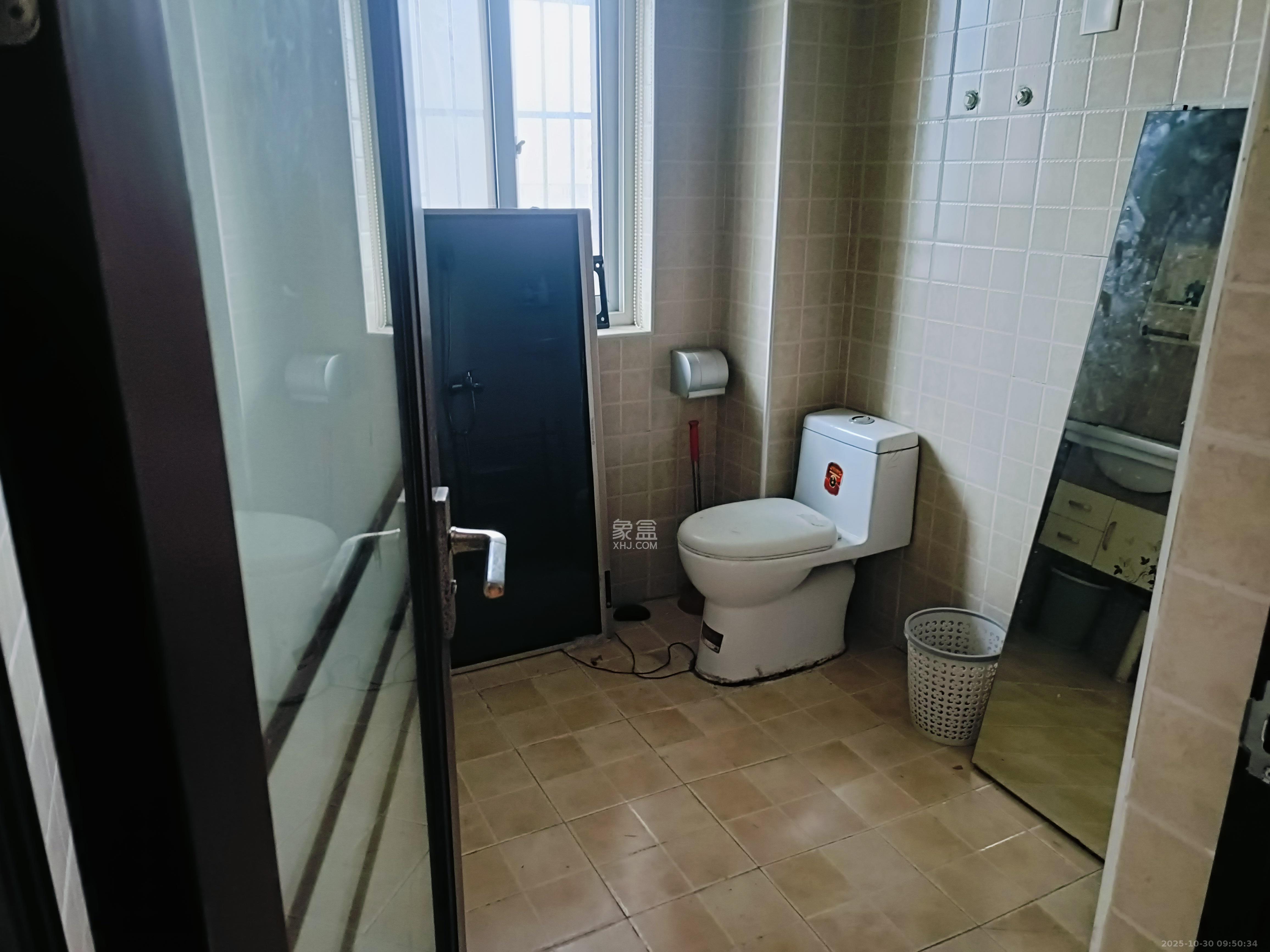 爵士湘  4室2厅2卫    2000.0元/月室内图